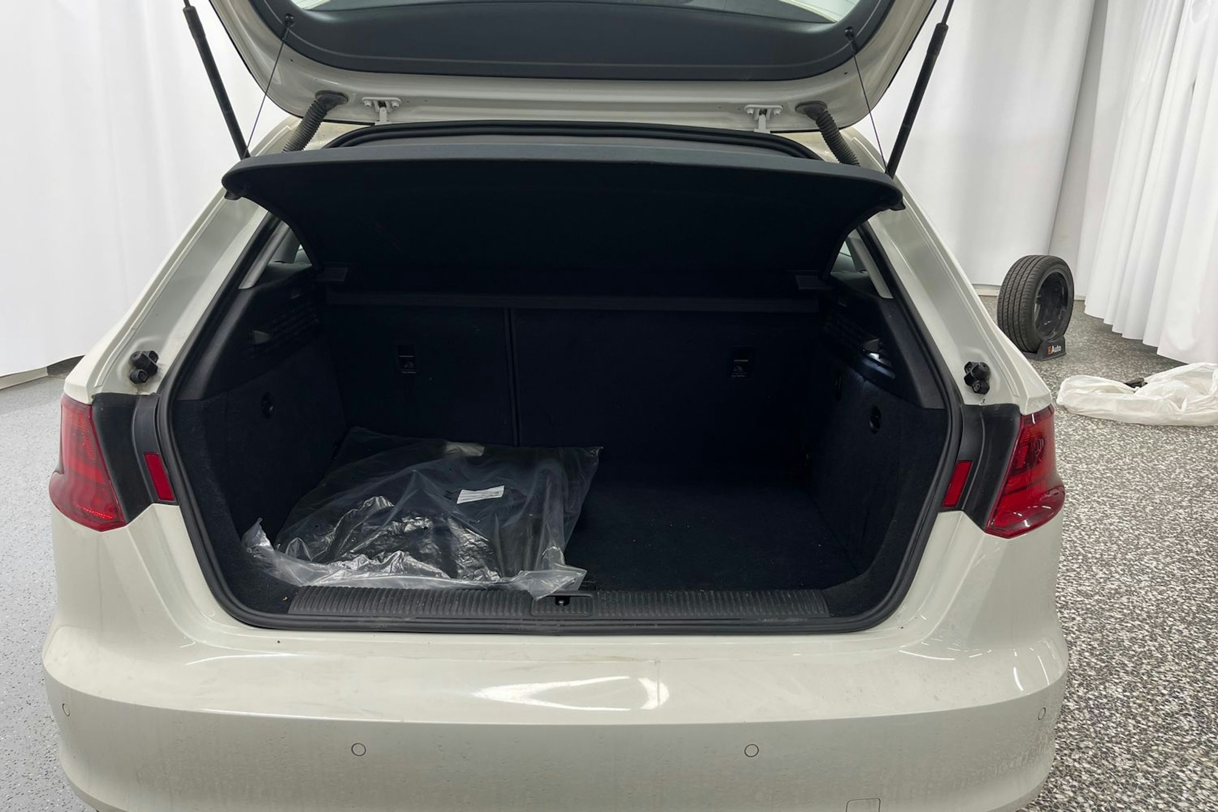 Valkoinen Audi A3 2014 kuva 28.