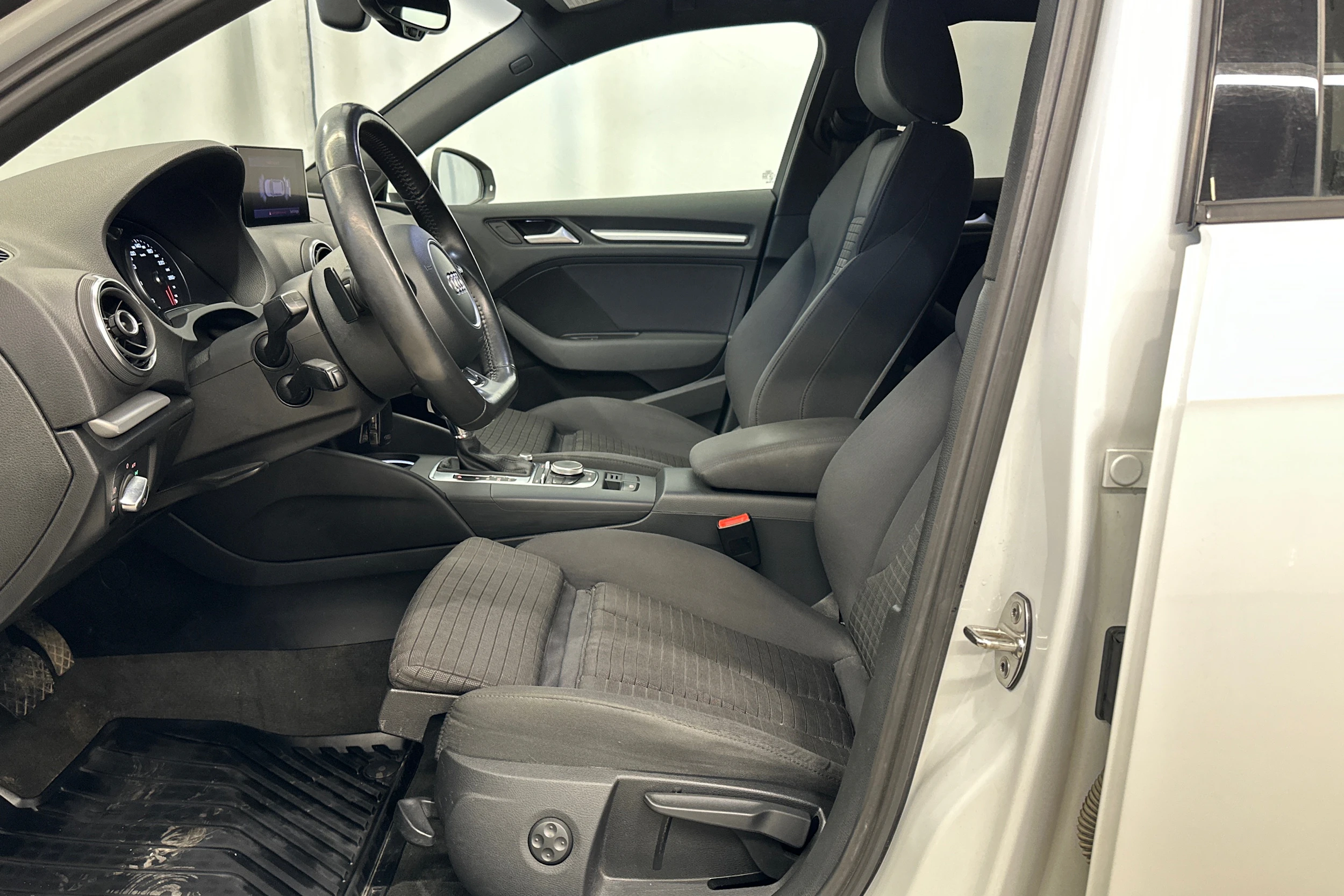 valkoinen Audi A3 2014 kuva 13.
