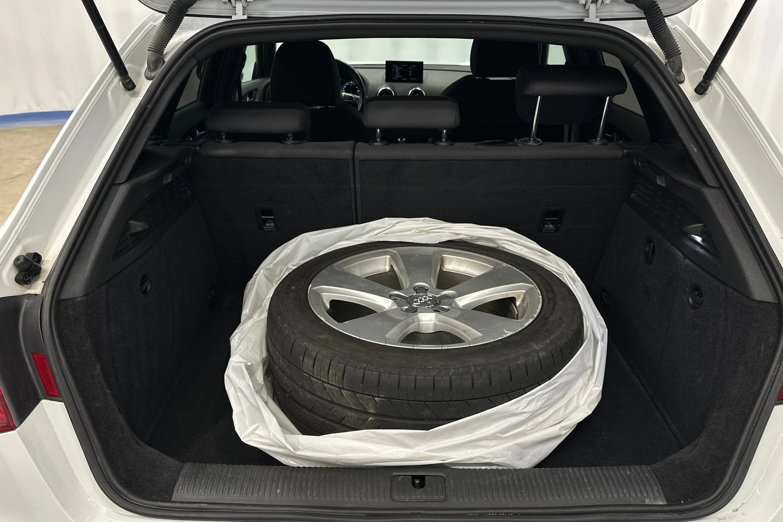 valkoinen Audi A3 2014 kuva 23.