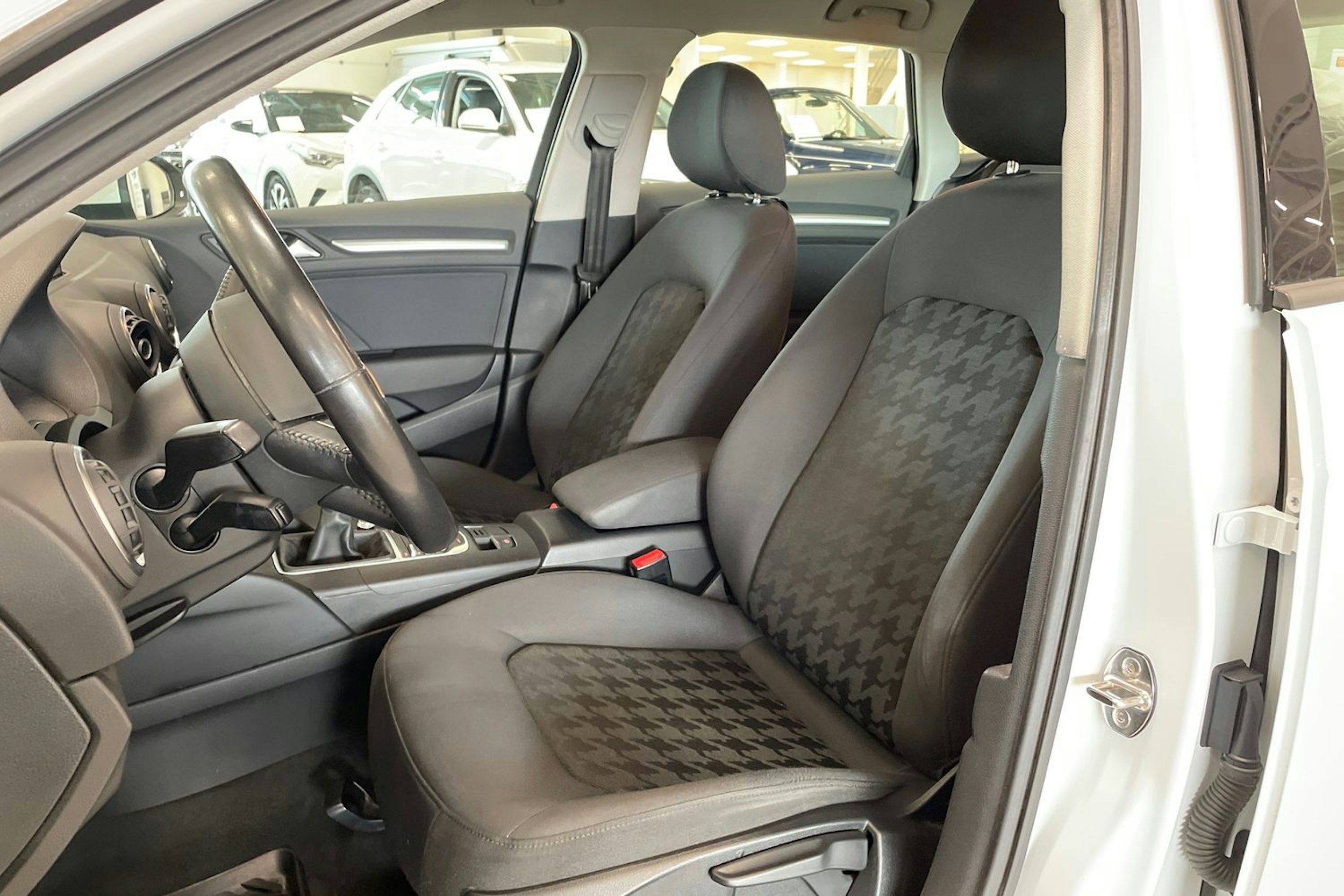 valkoinen Audi A3 2014 kuva 14.