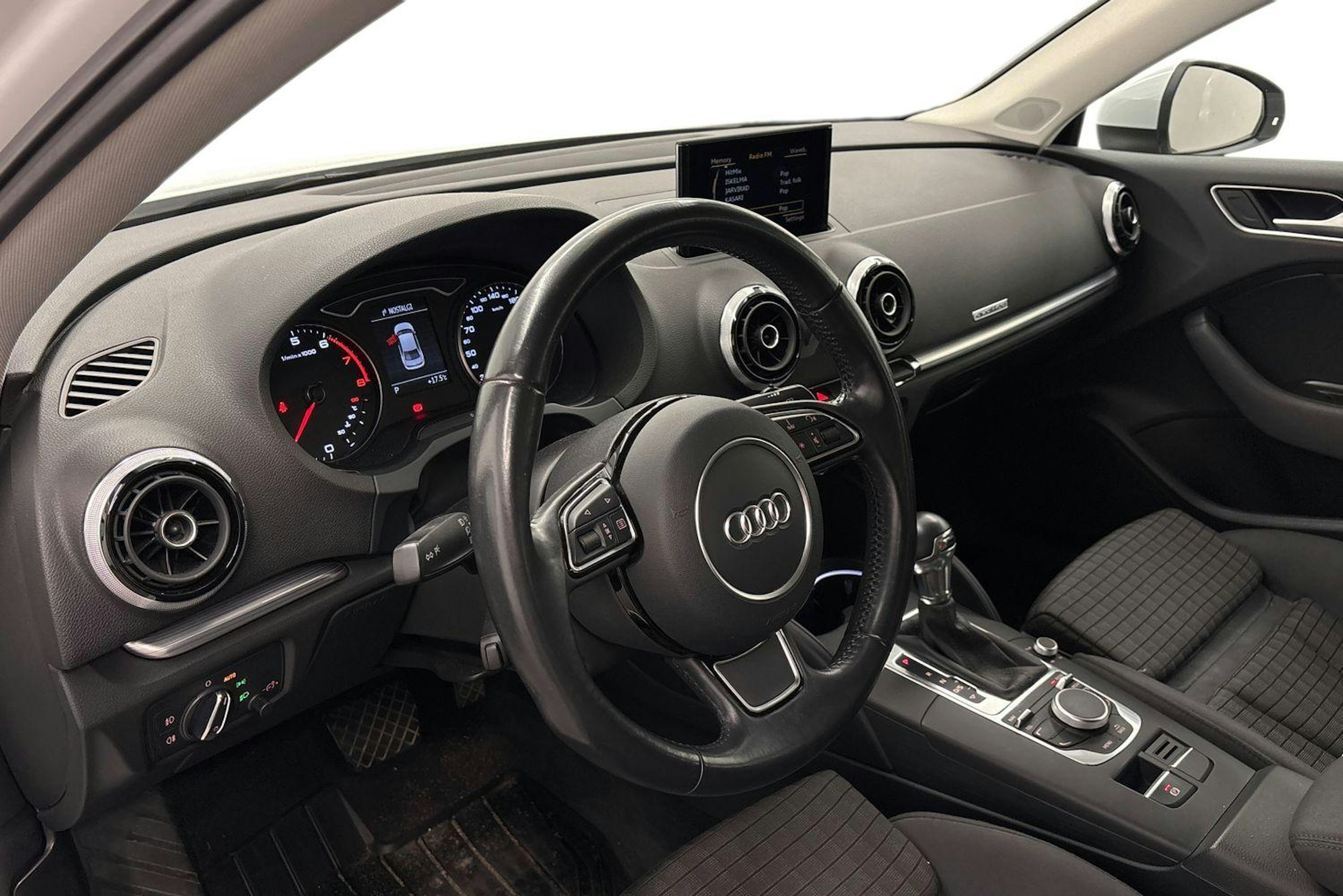 valkoinen Audi A3 2014 kuva 3.