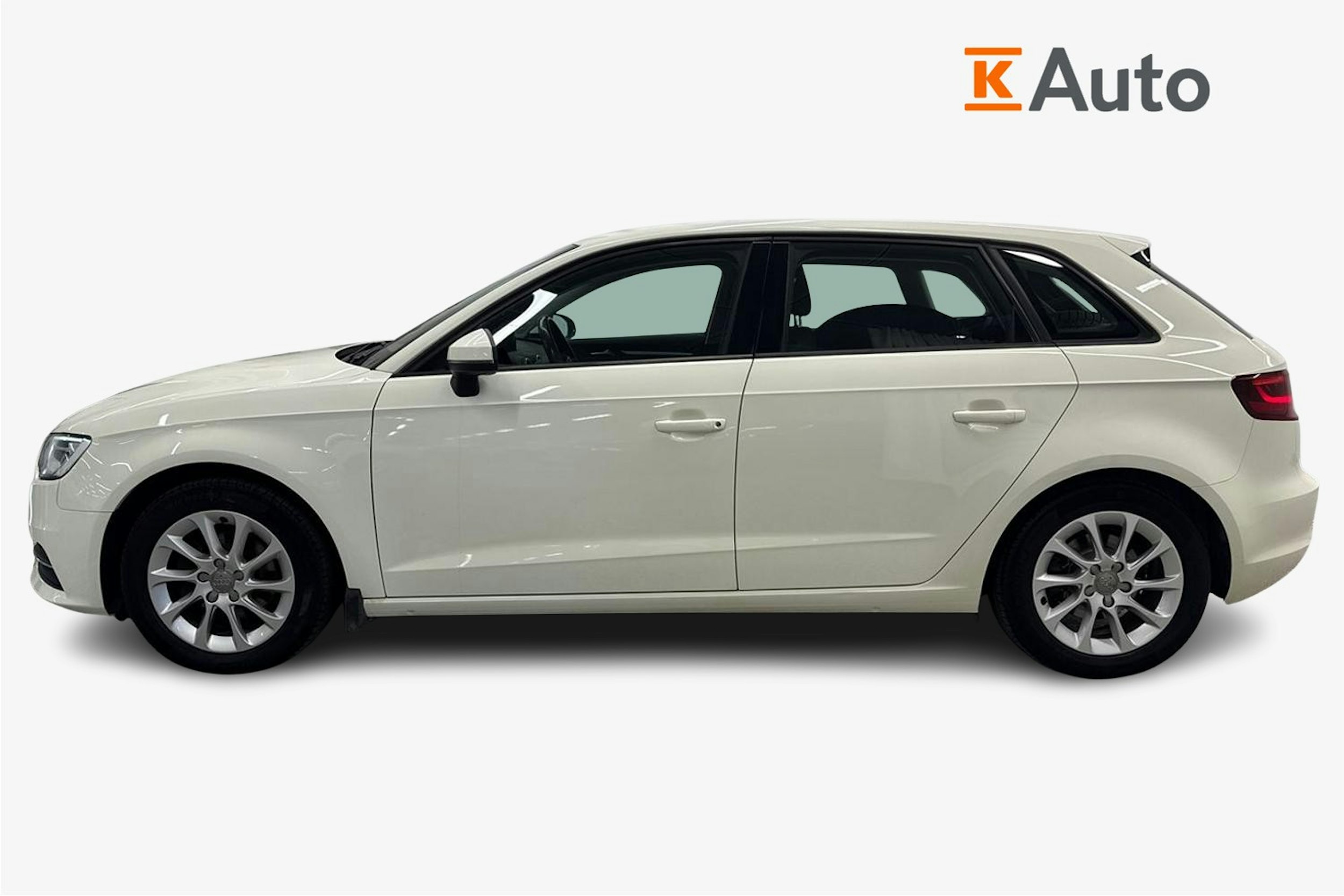 Valkoinen Audi A3 2014 kuva 6.