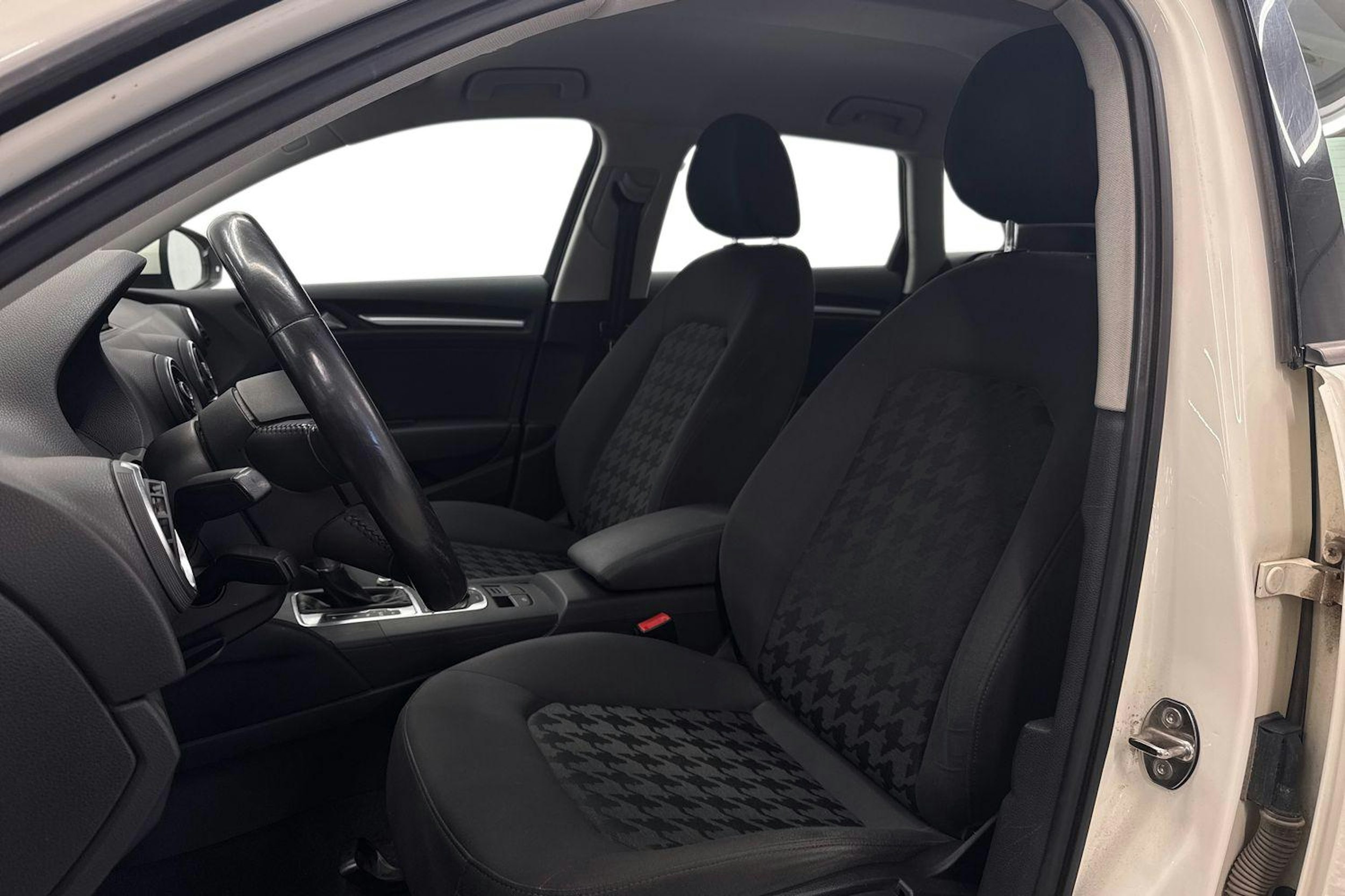 Valkoinen Audi A3 2014 kuva 11.