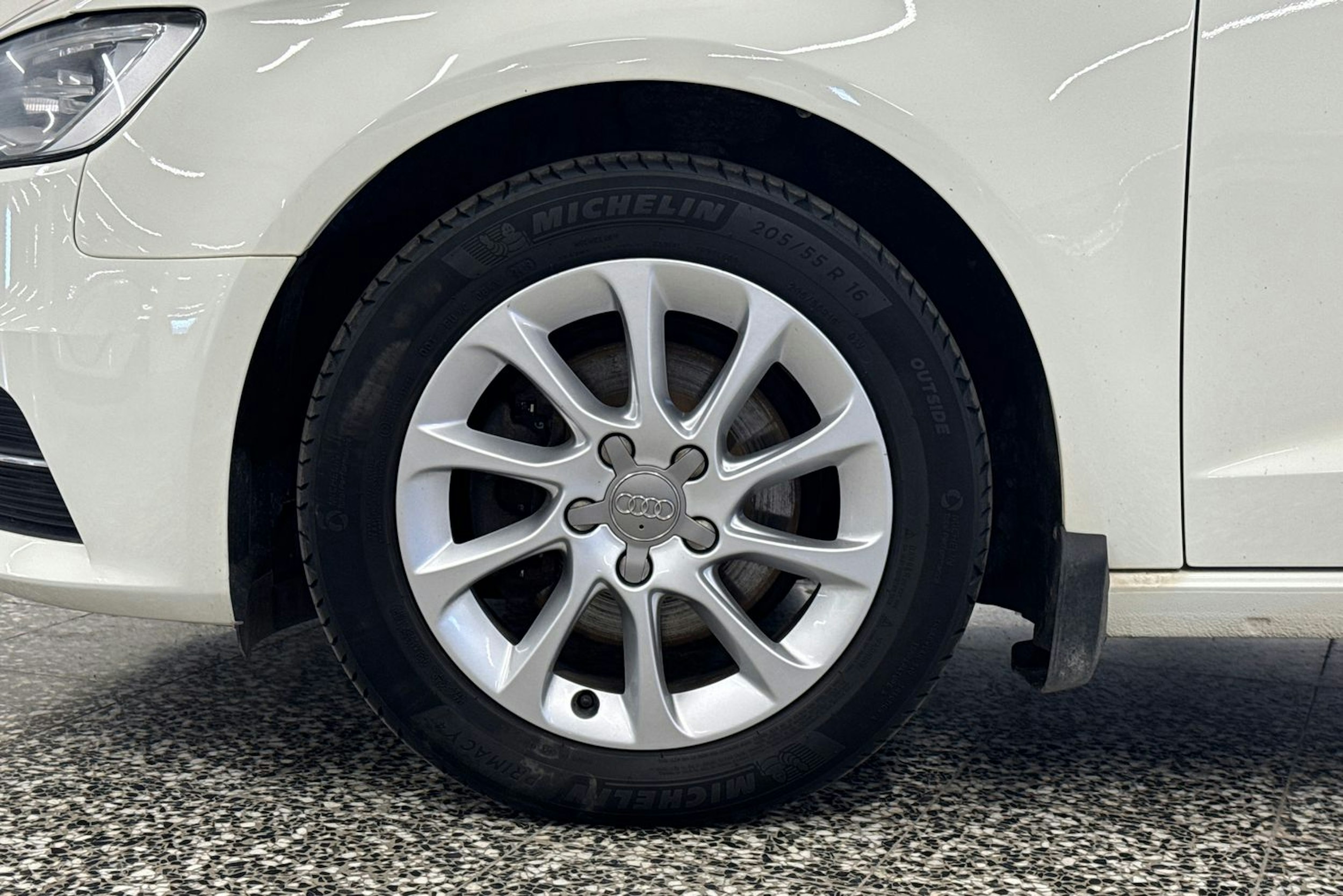 Valkoinen Audi A3 2014 kuva 35.