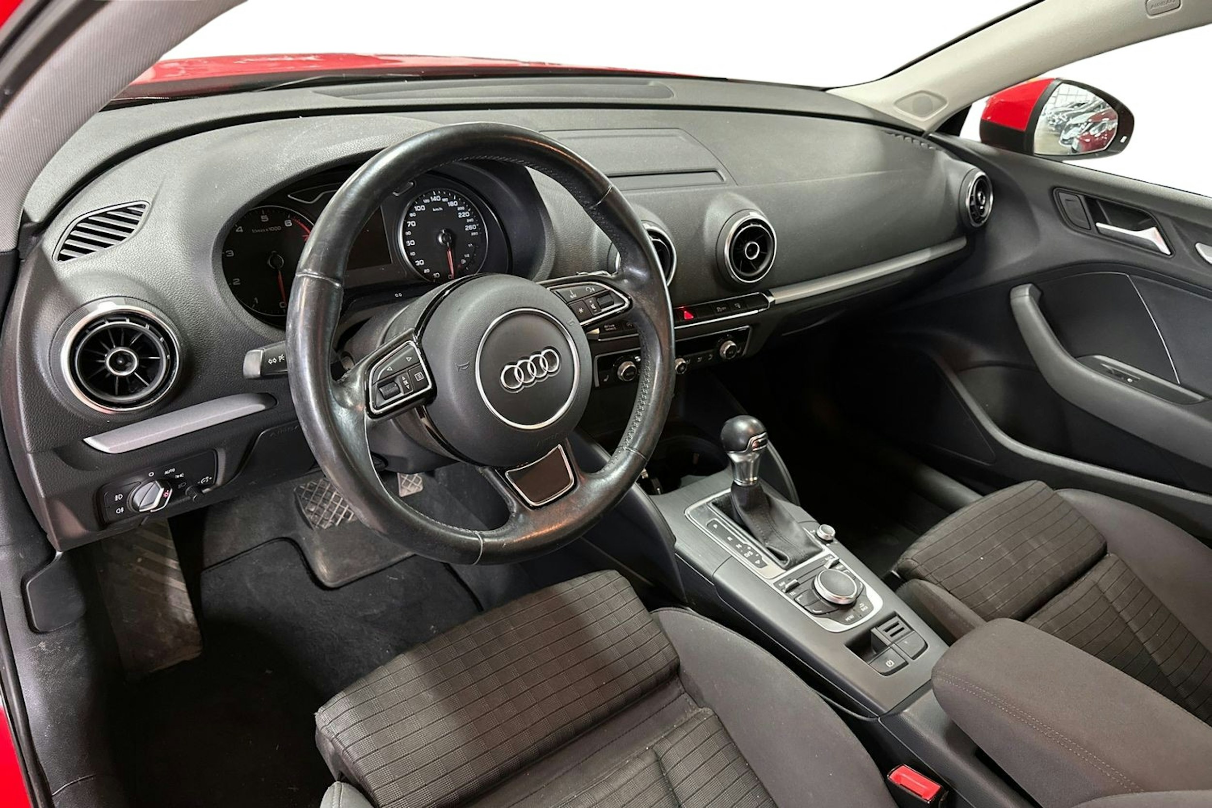 punainen Audi A3 2015 kuva 3.