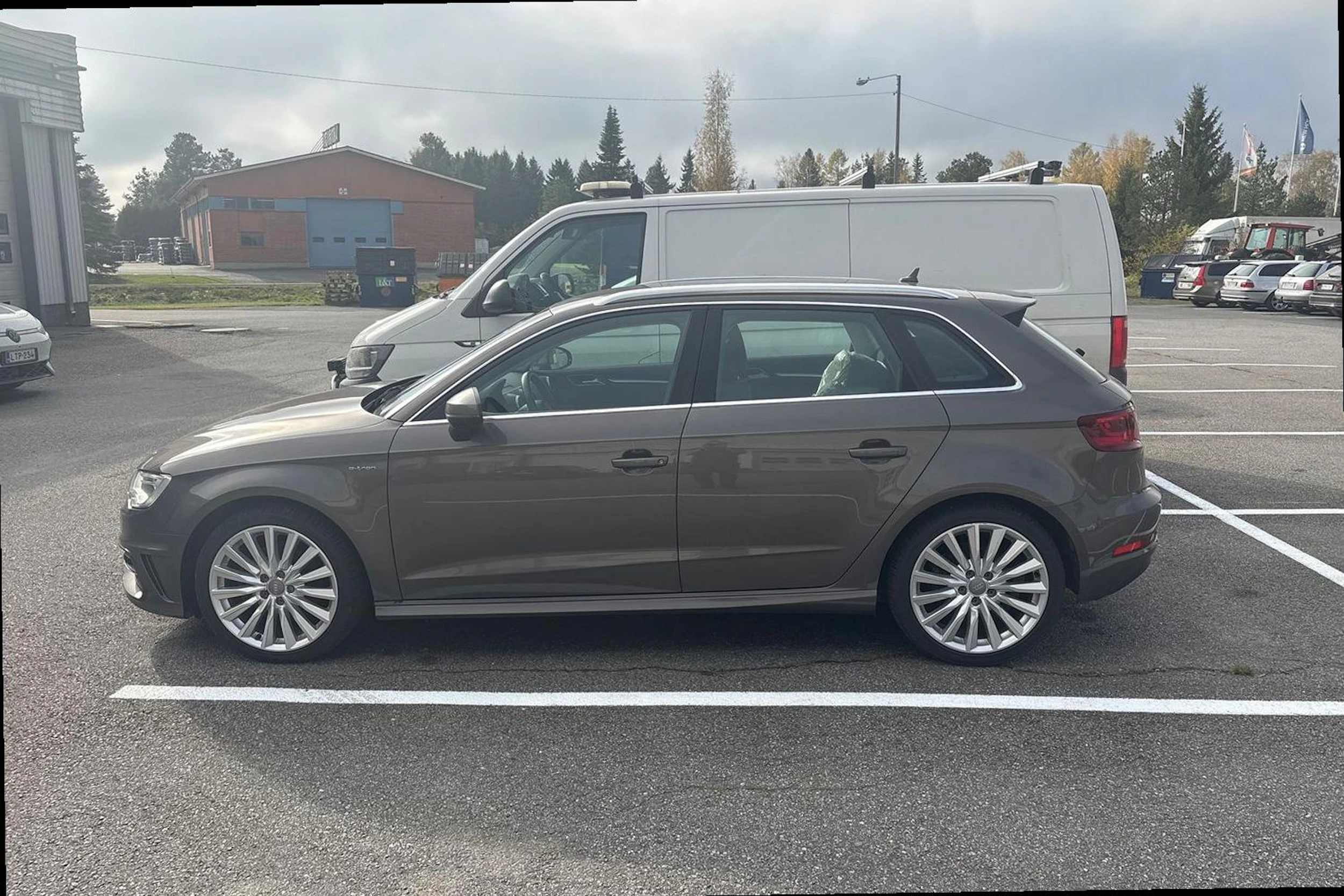 Harmaa Audi A3 2015 kuva 3.