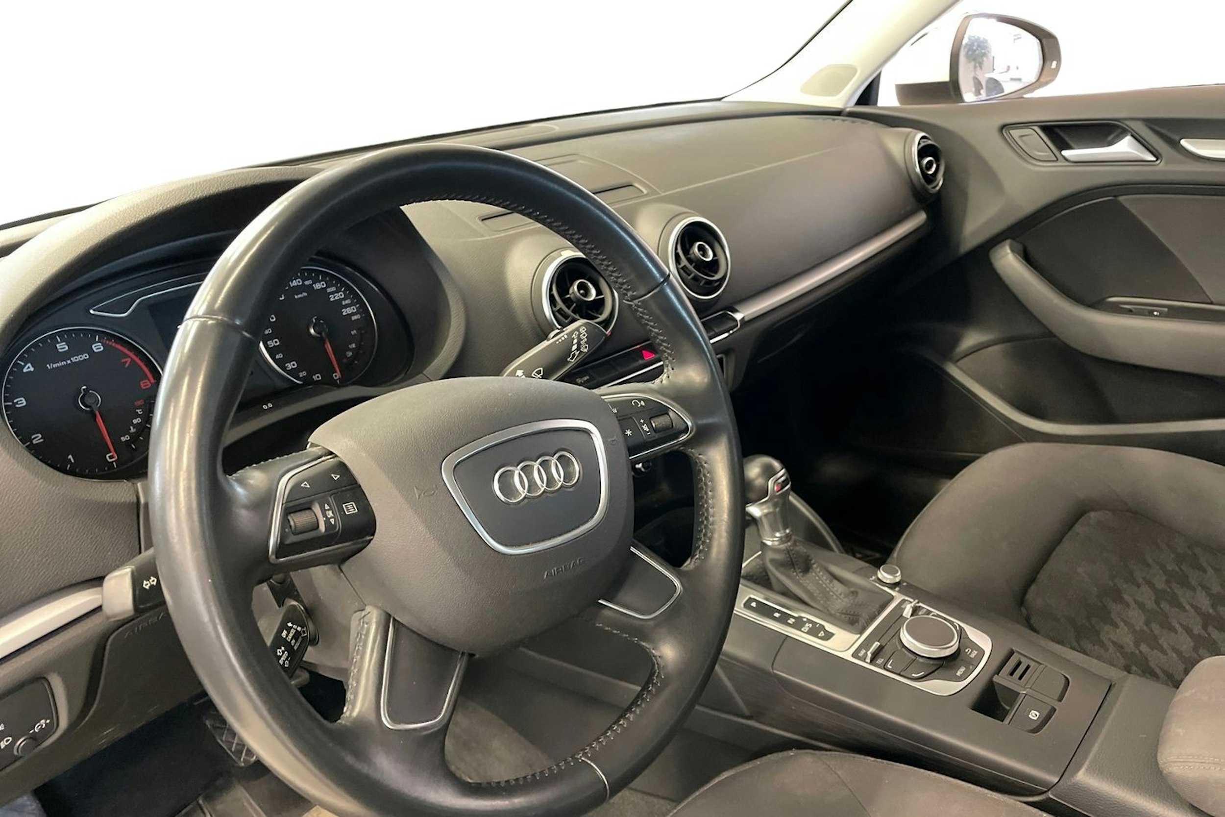 Valkoinen Audi A3 2015 kuva 3.