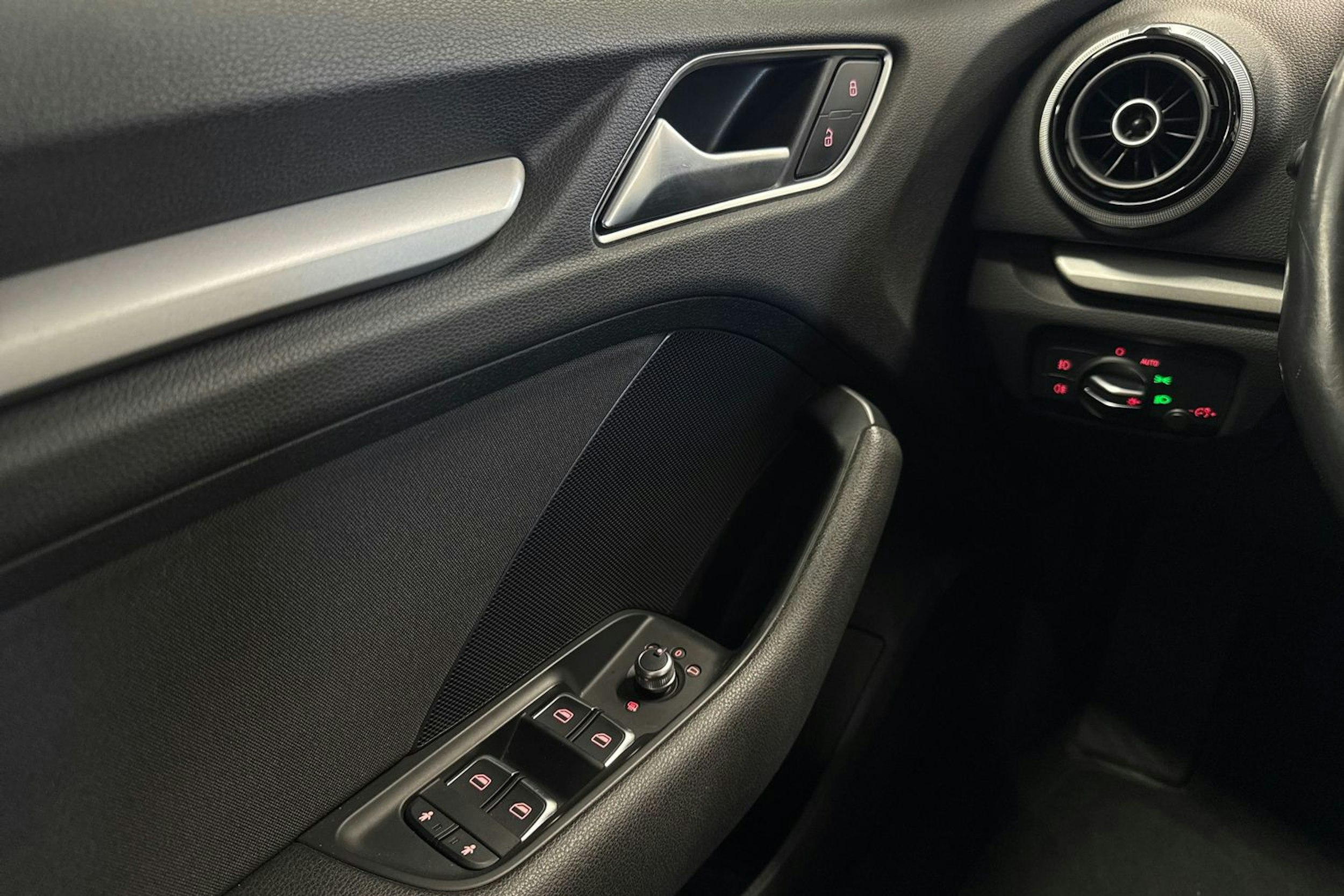 valkoinen Audi A3 2015 kuva 15.