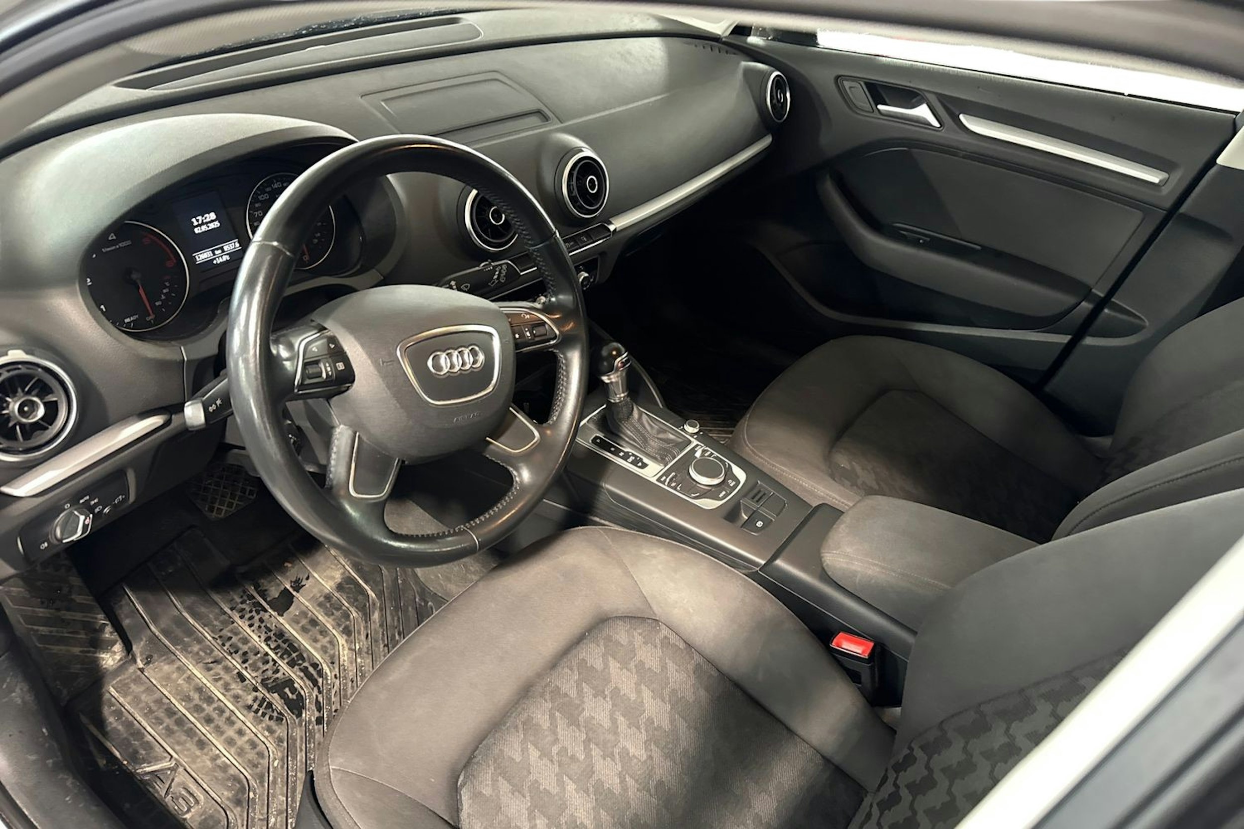 valkoinen Audi A3 2015 kuva 3.