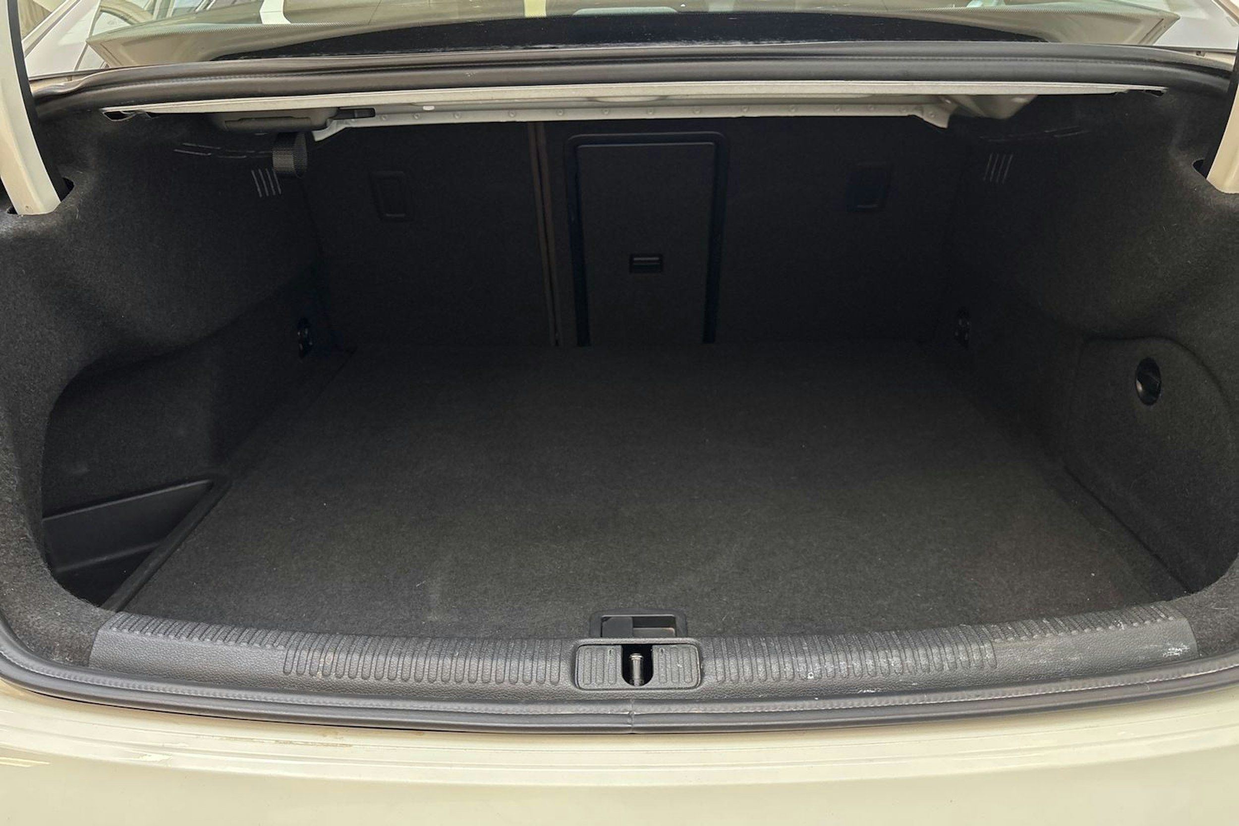 valkoinen Audi A3 2015 kuva 11.