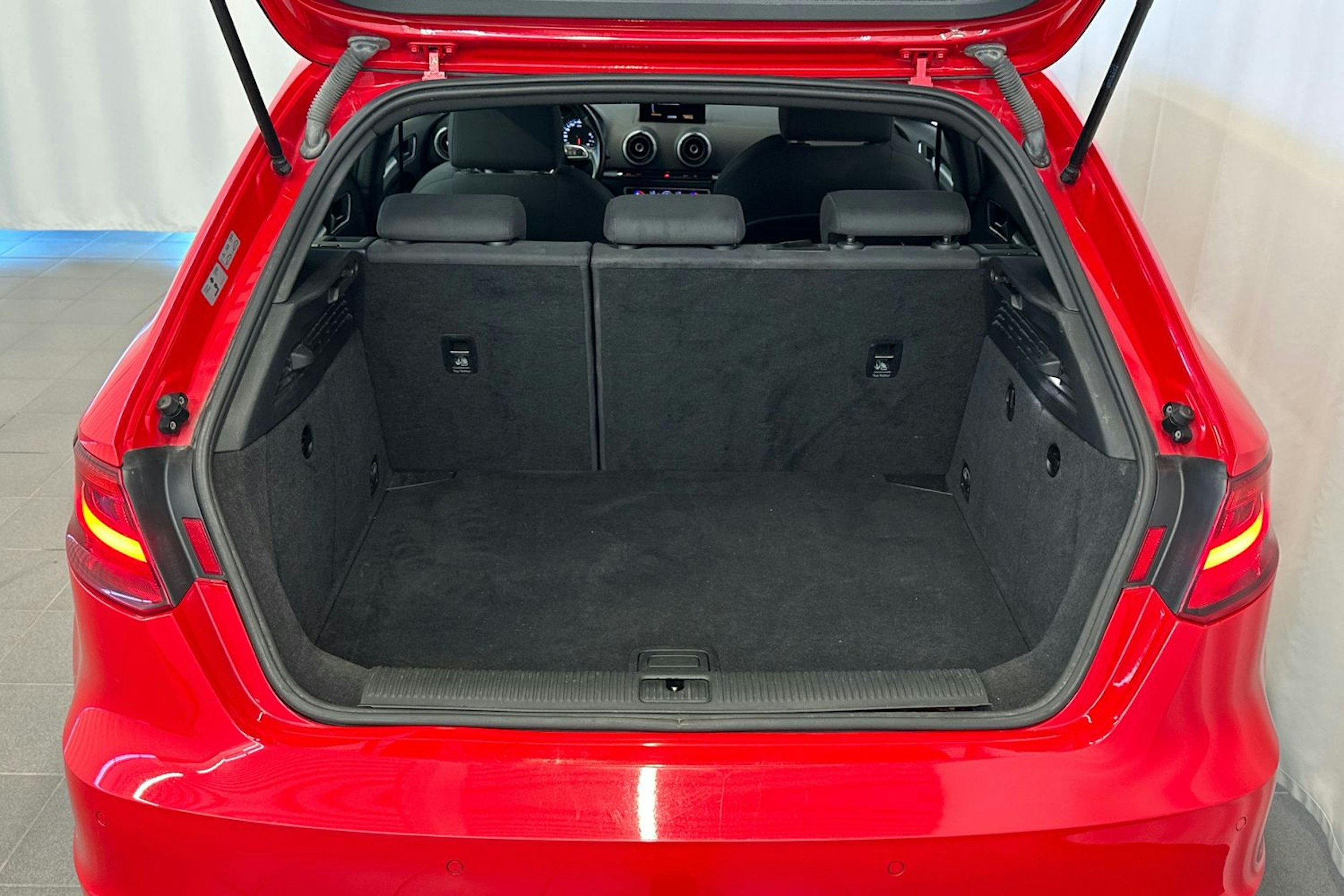 punainen Audi A3 2015 kuva 12.