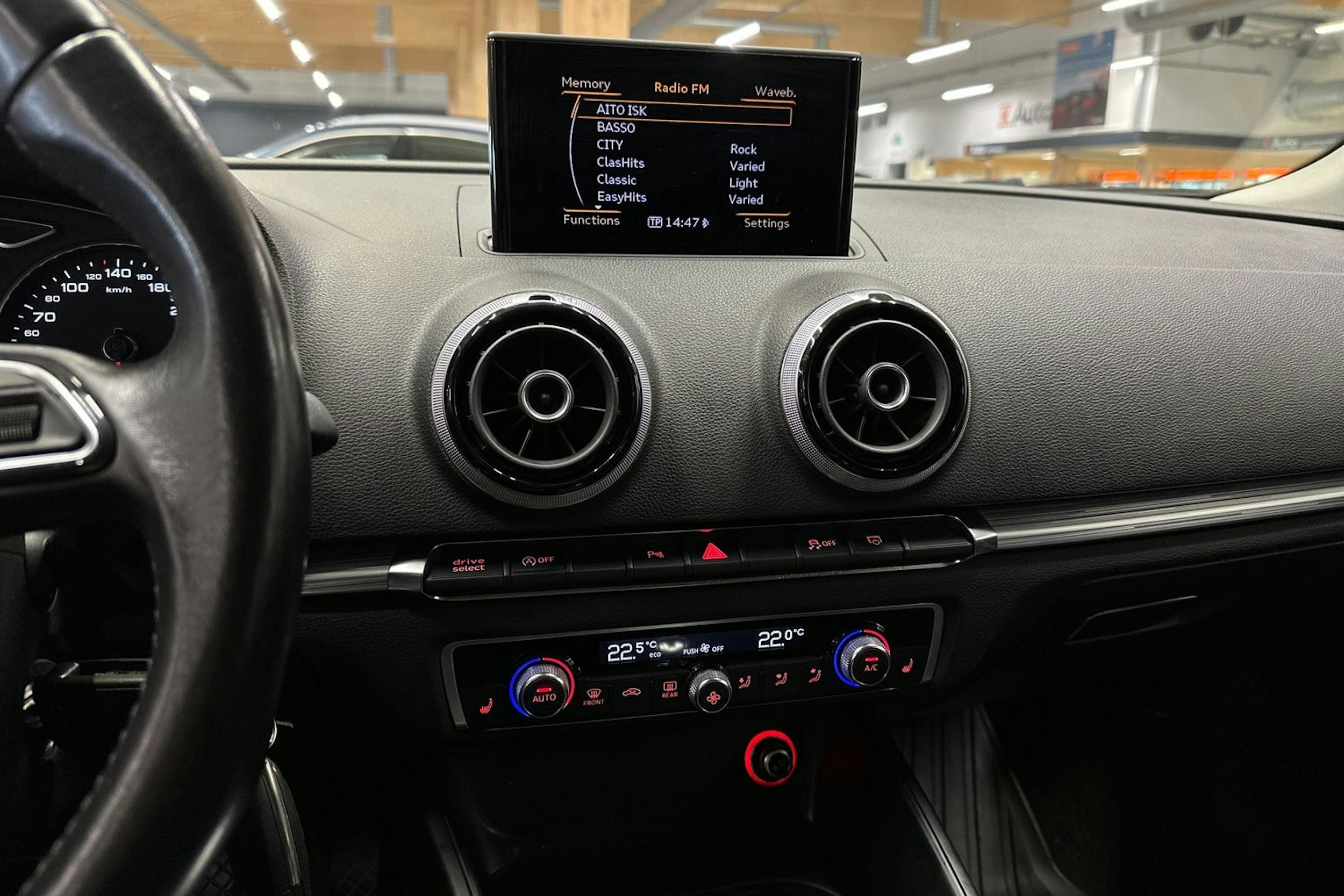 punainen Audi A3 2015 kuva 21.
