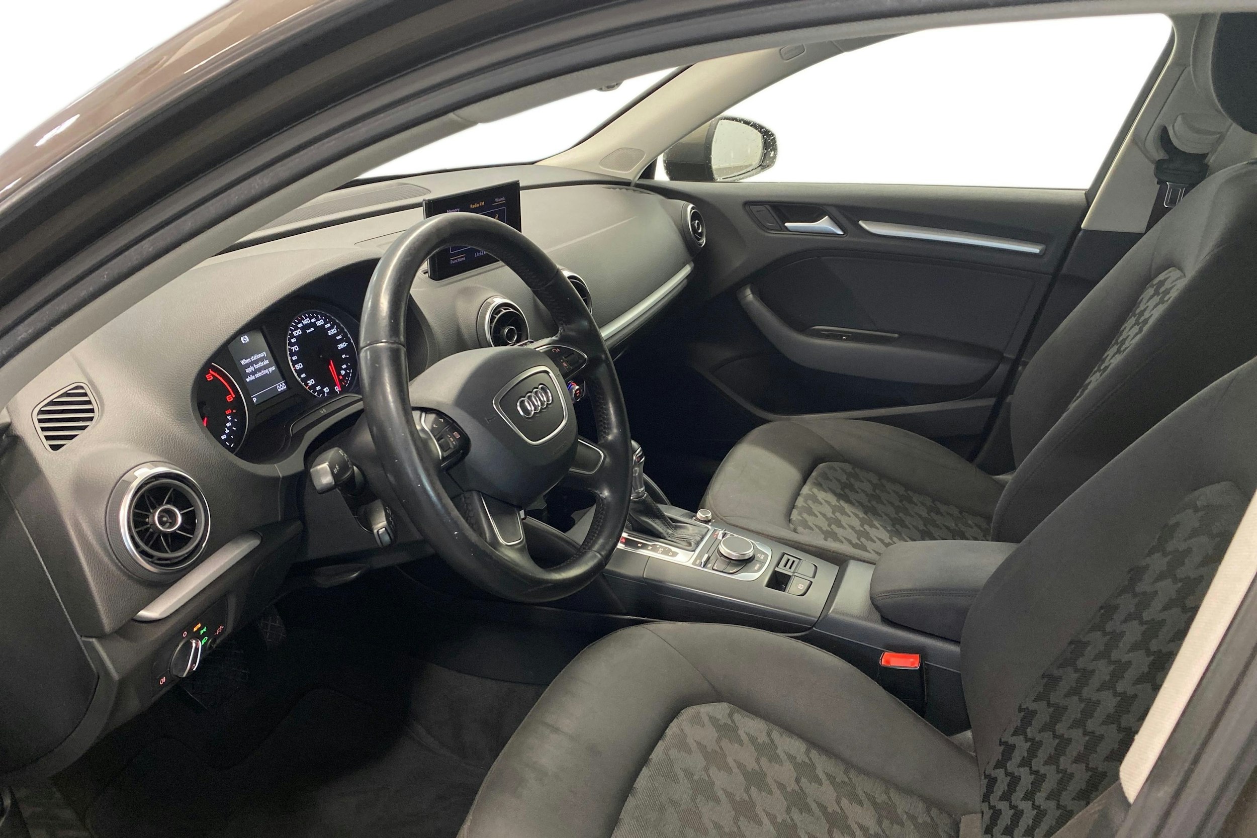 harmaa Audi A3 2015 kuva 10.