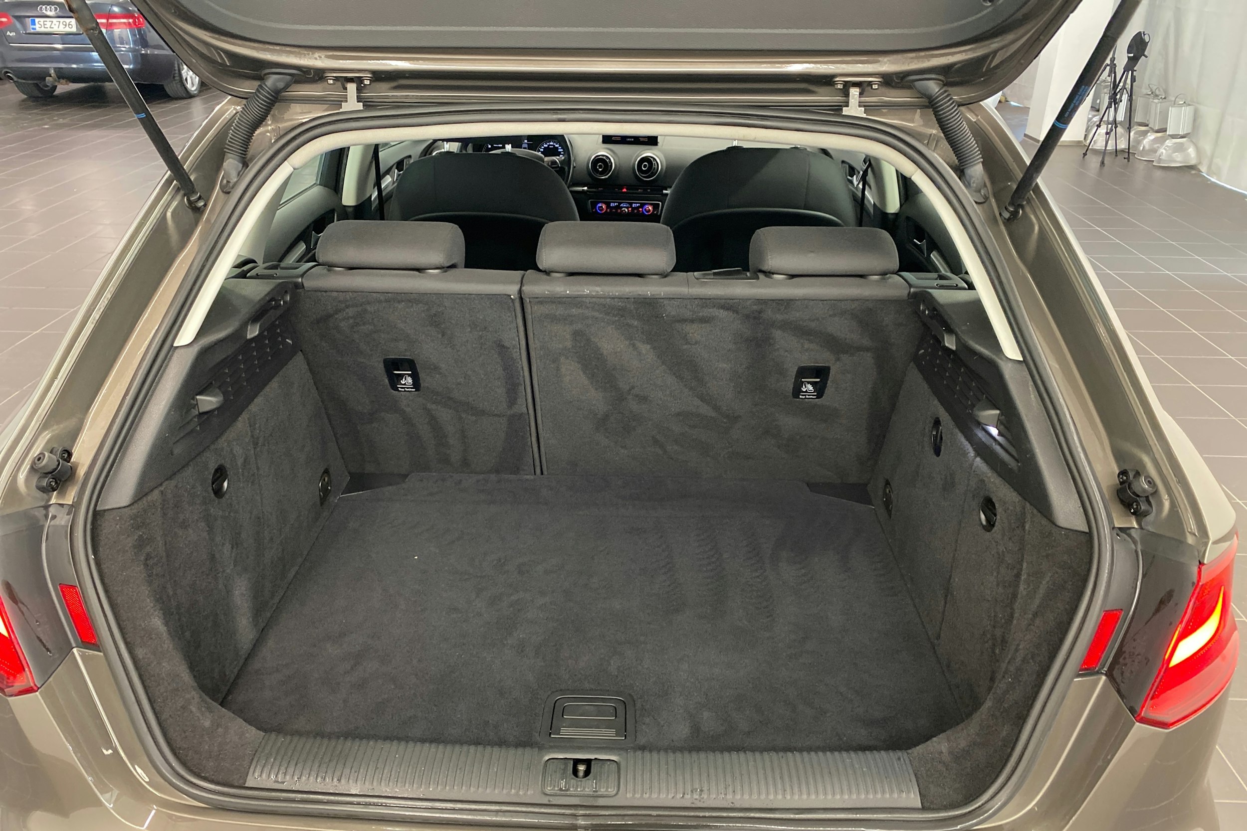 harmaa Audi A3 2015 kuva 17.