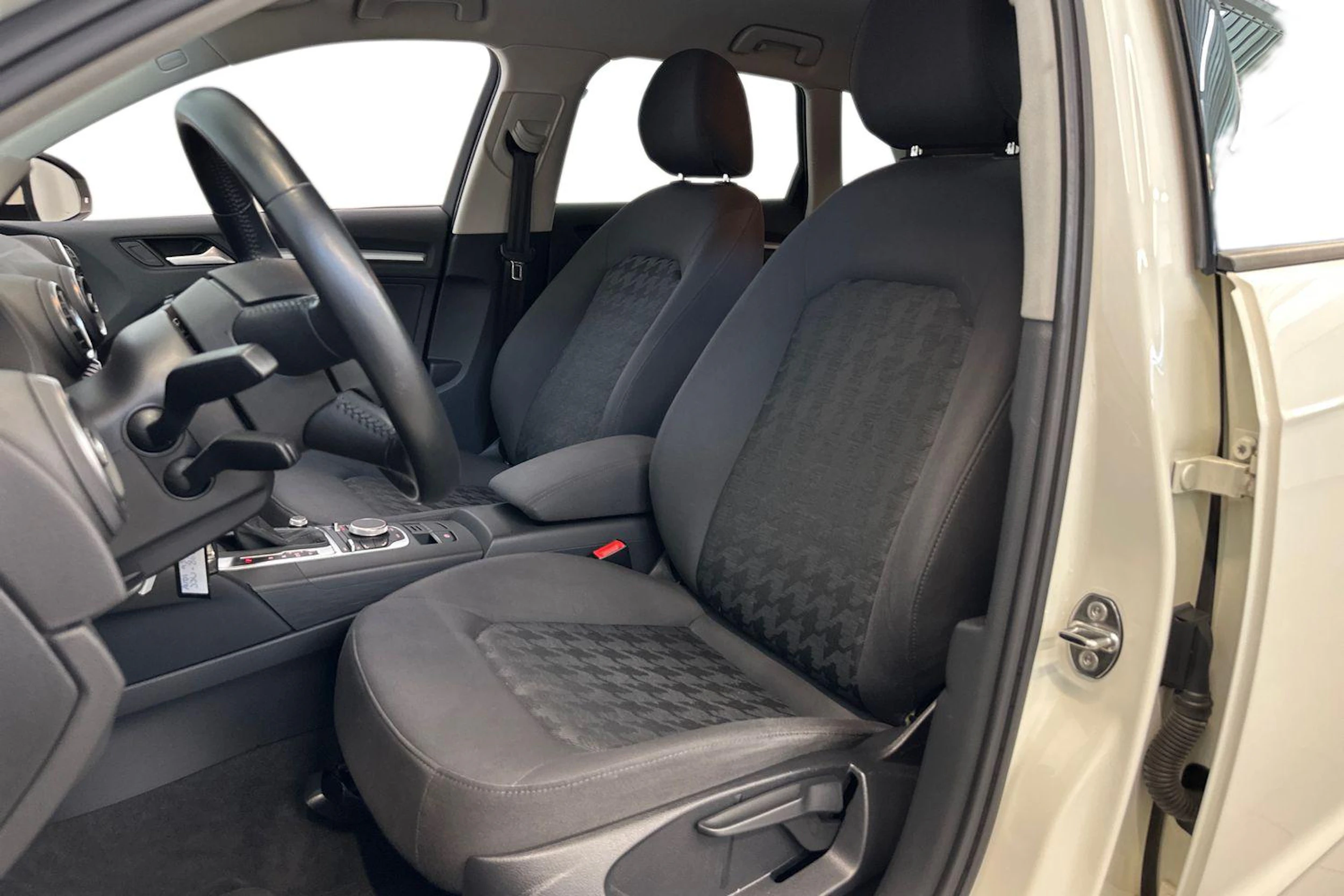 valkoinen Audi A3 2015 kuva 7.