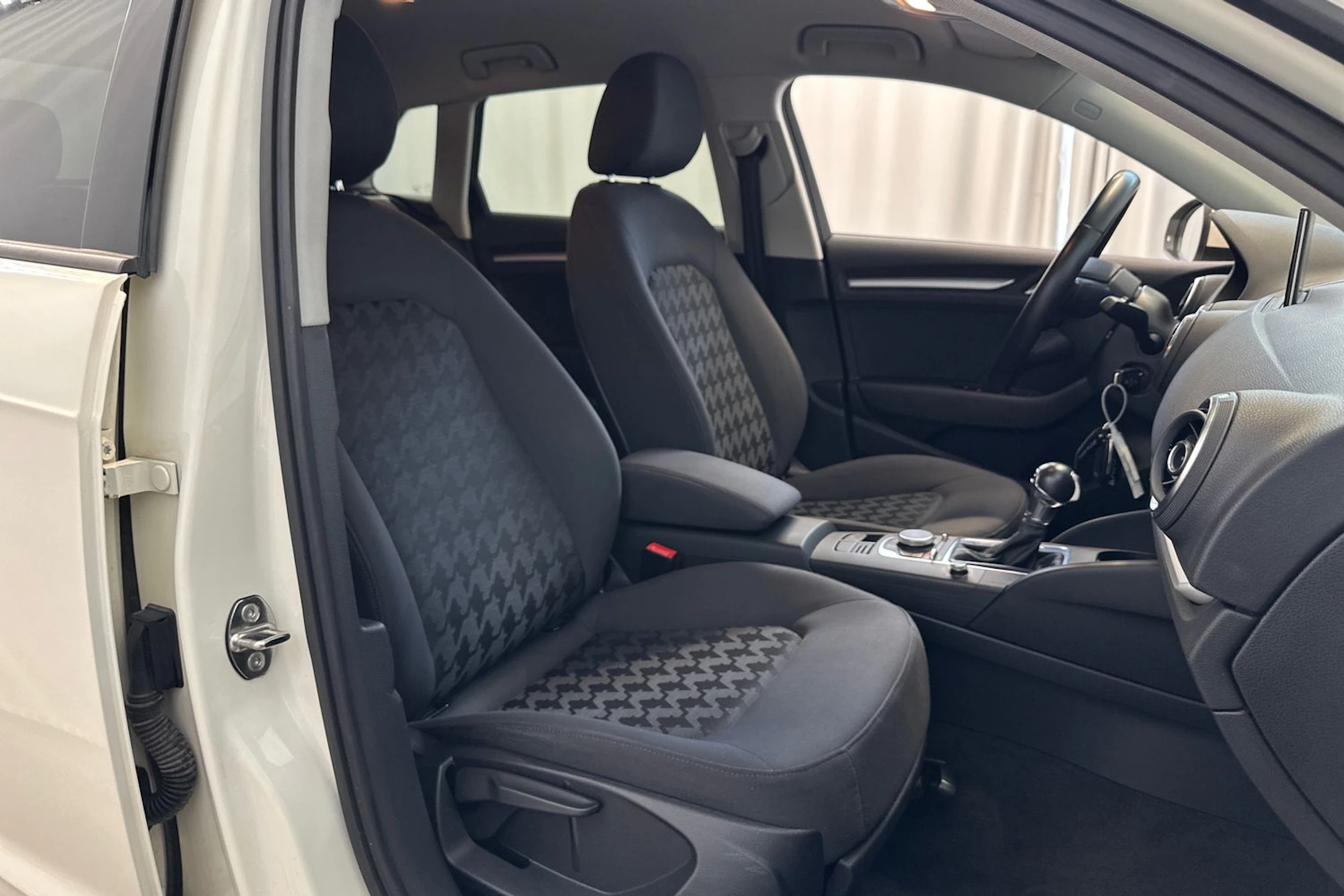 valkoinen Audi A3 2015 kuva 11.