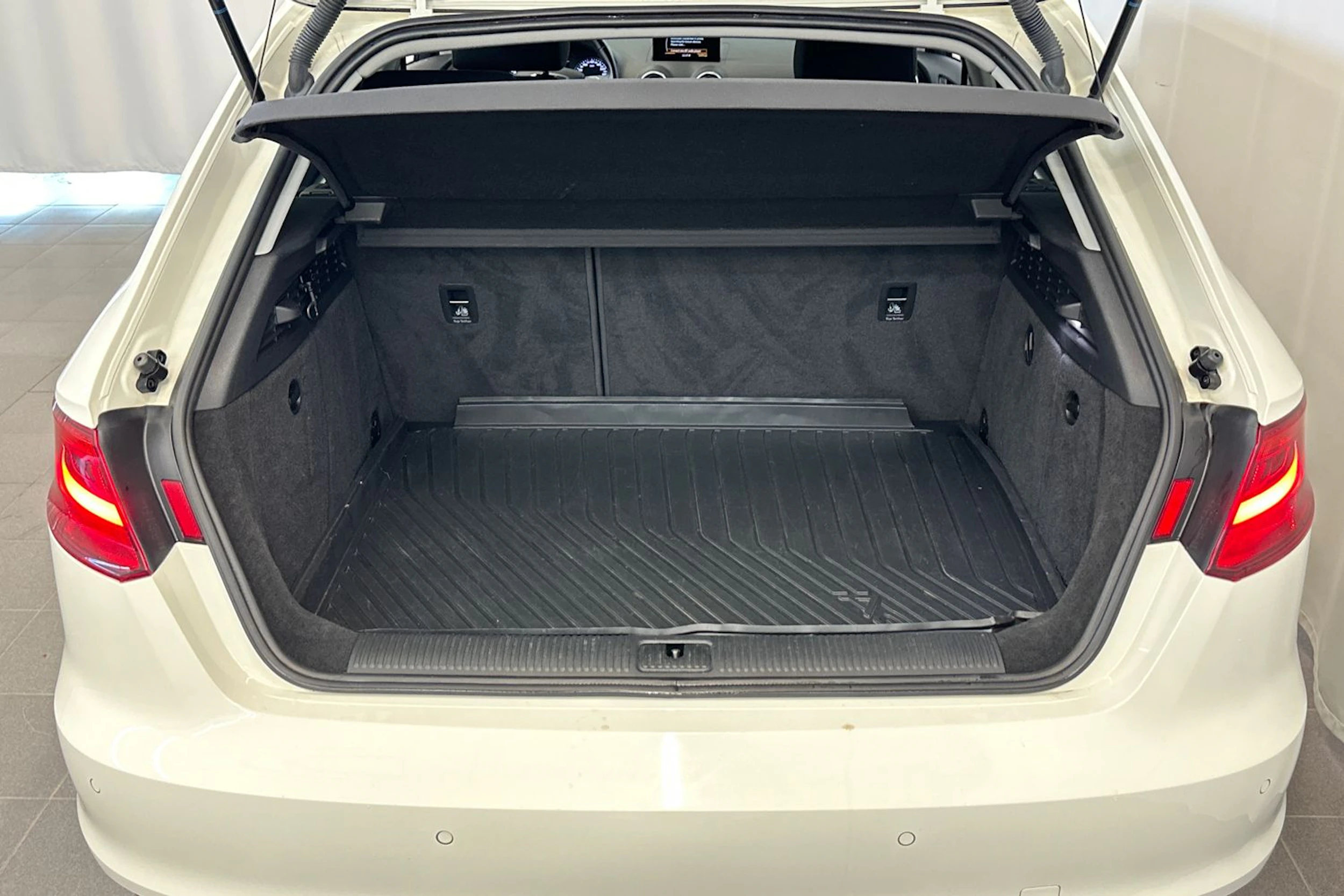 valkoinen Audi A3 2015 kuva 13.