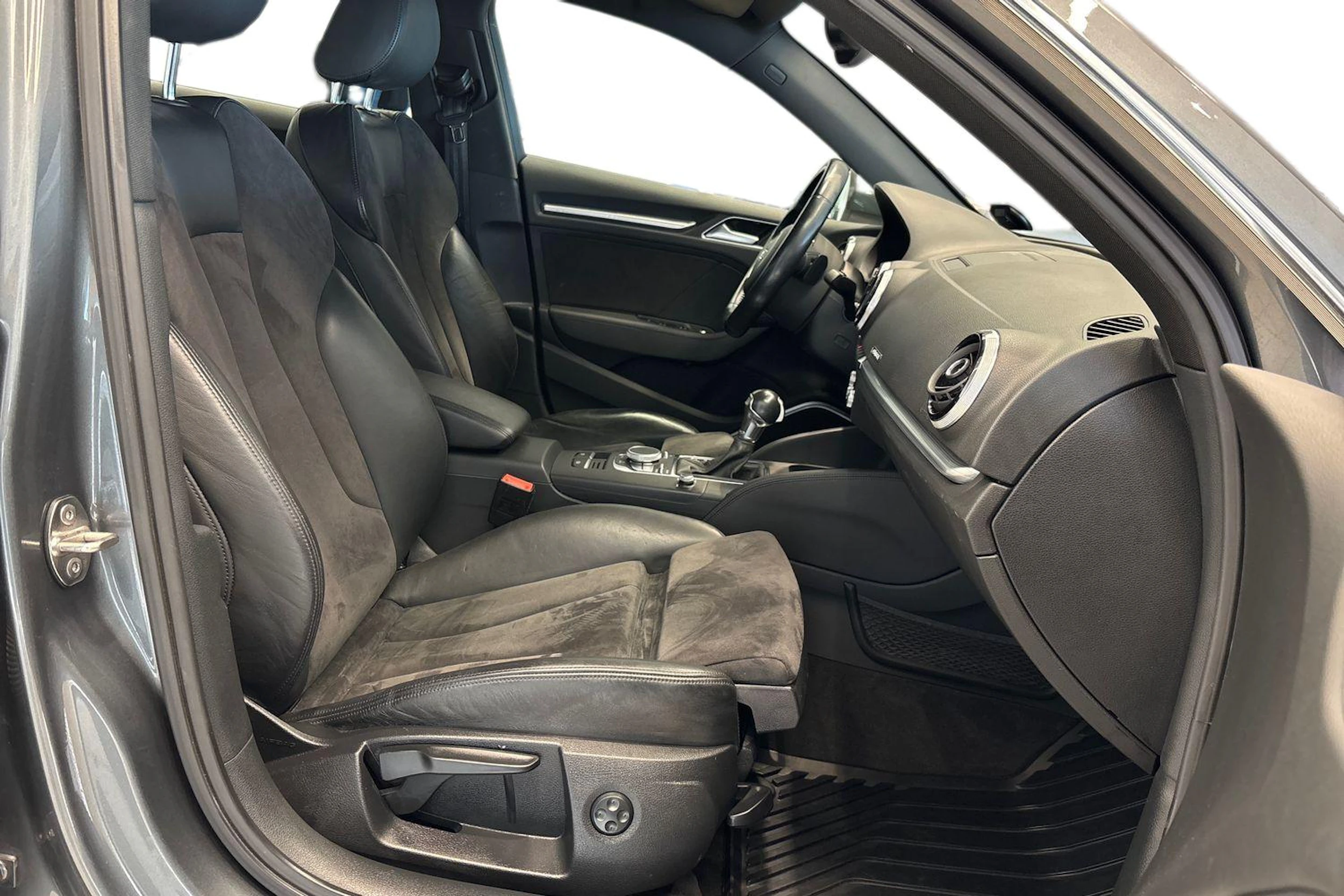 Harmaa Audi A3 2015 kuva 9.