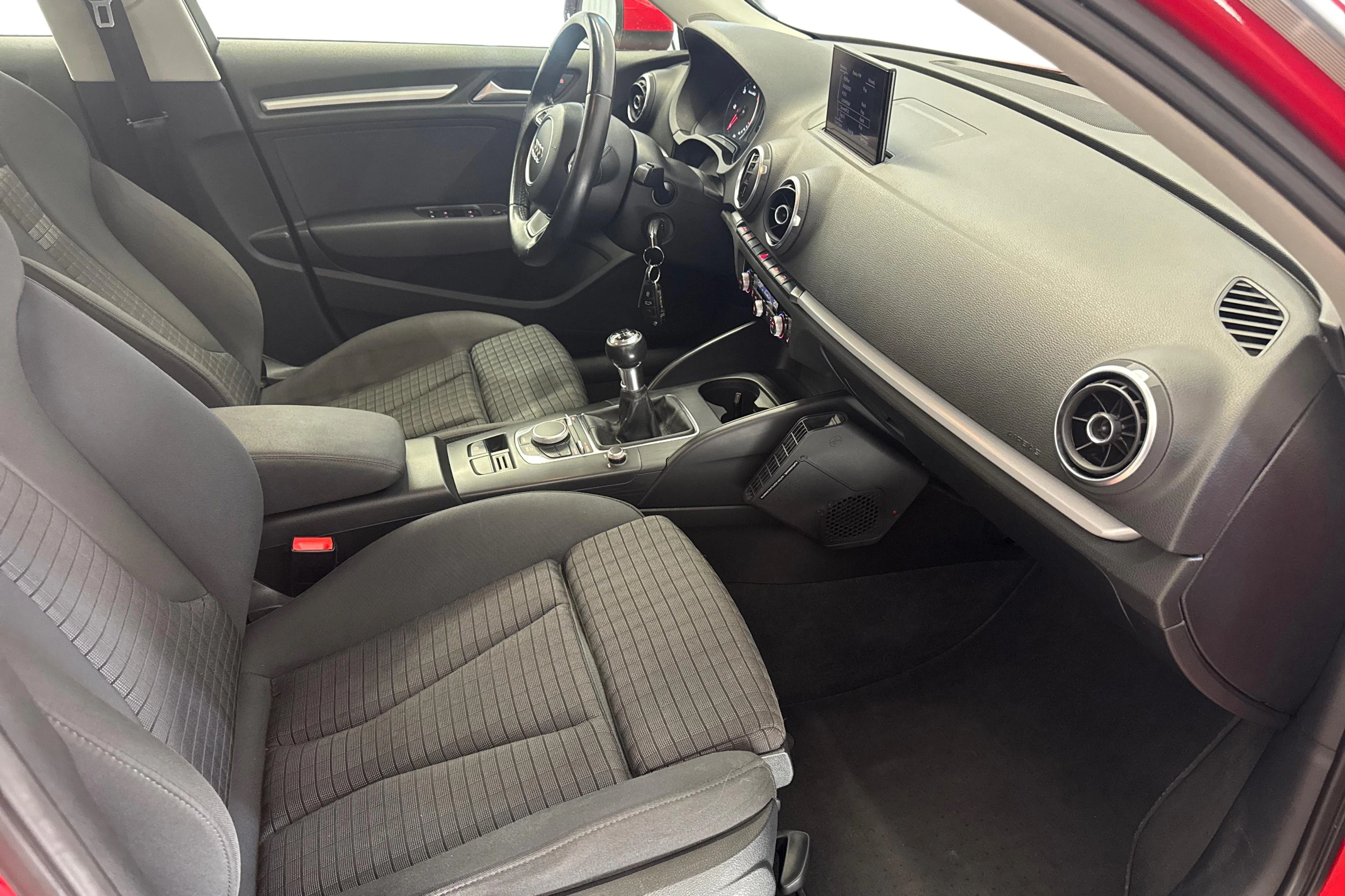 punainen Audi A3 2015 kuva 9.