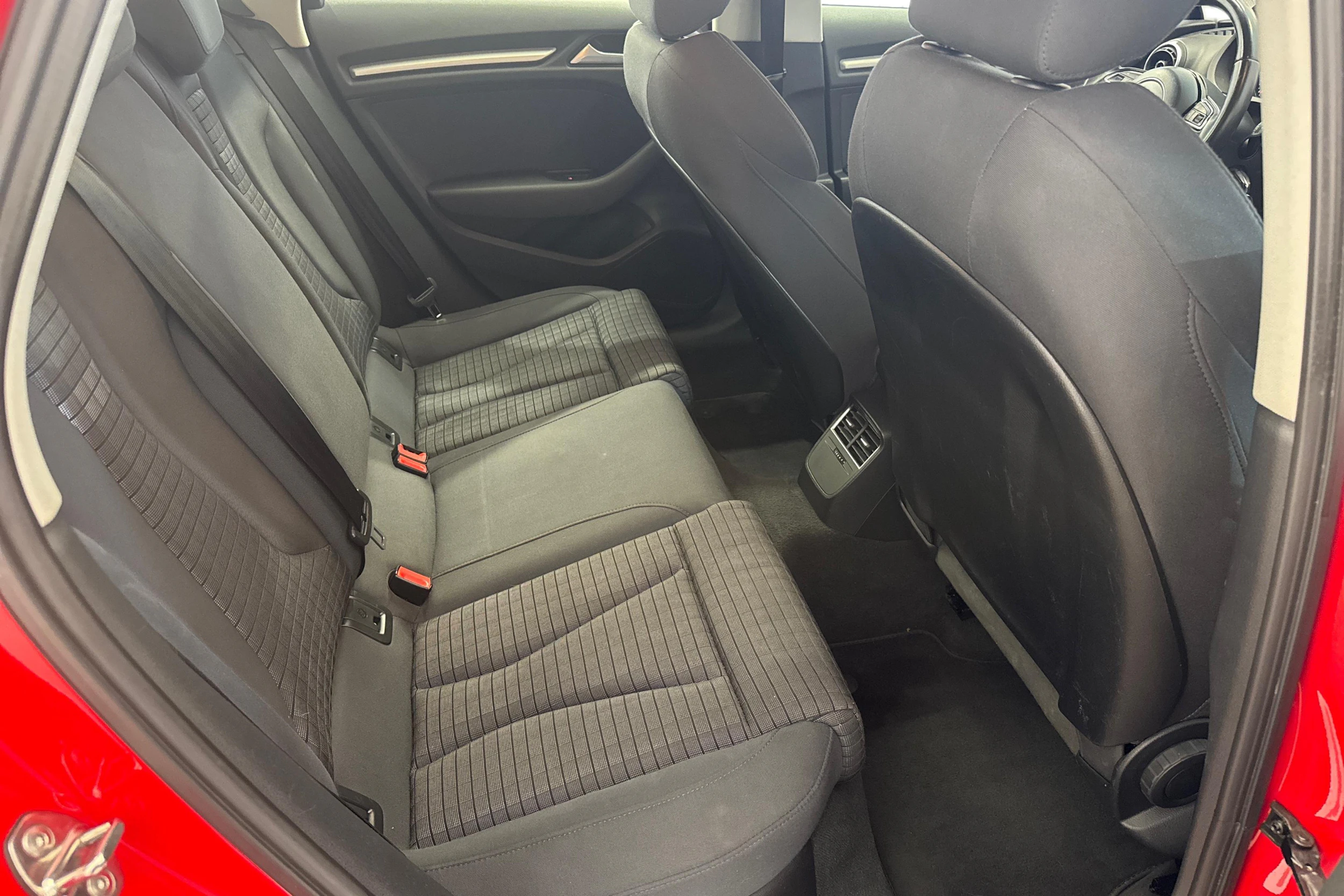 punainen Audi A3 2015 kuva 11.