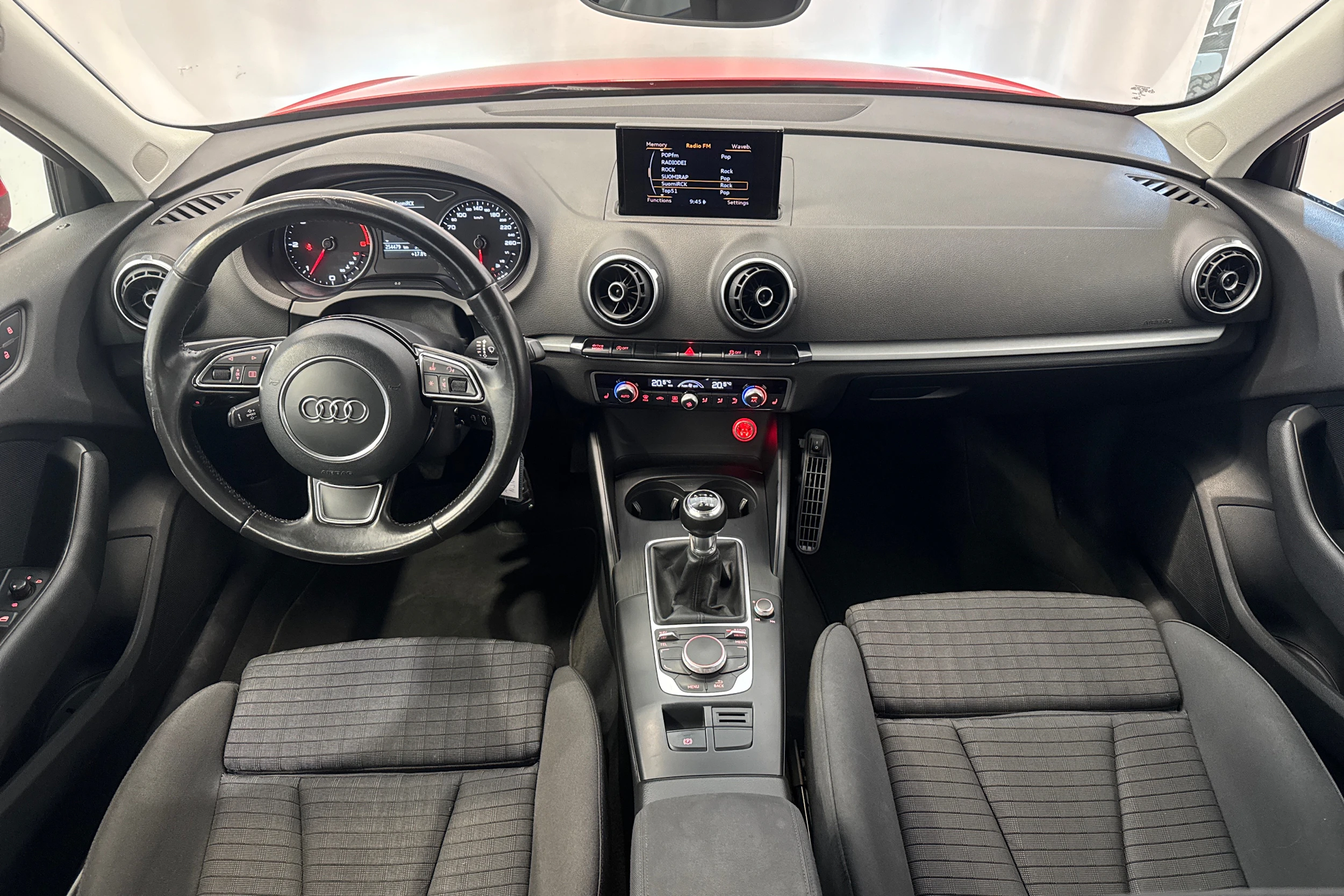 punainen Audi A3 2015 kuva 15.