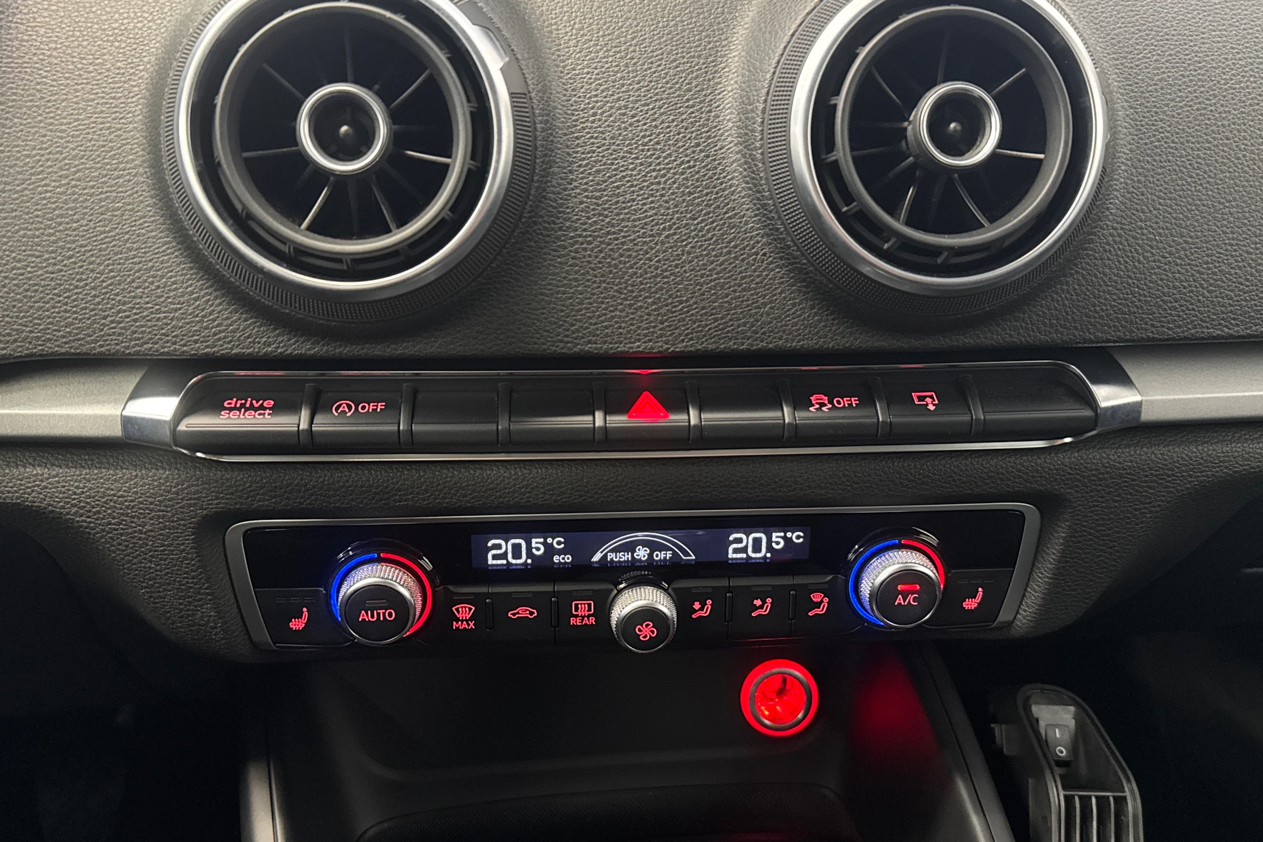 punainen Audi A3 2015 kuva 20.