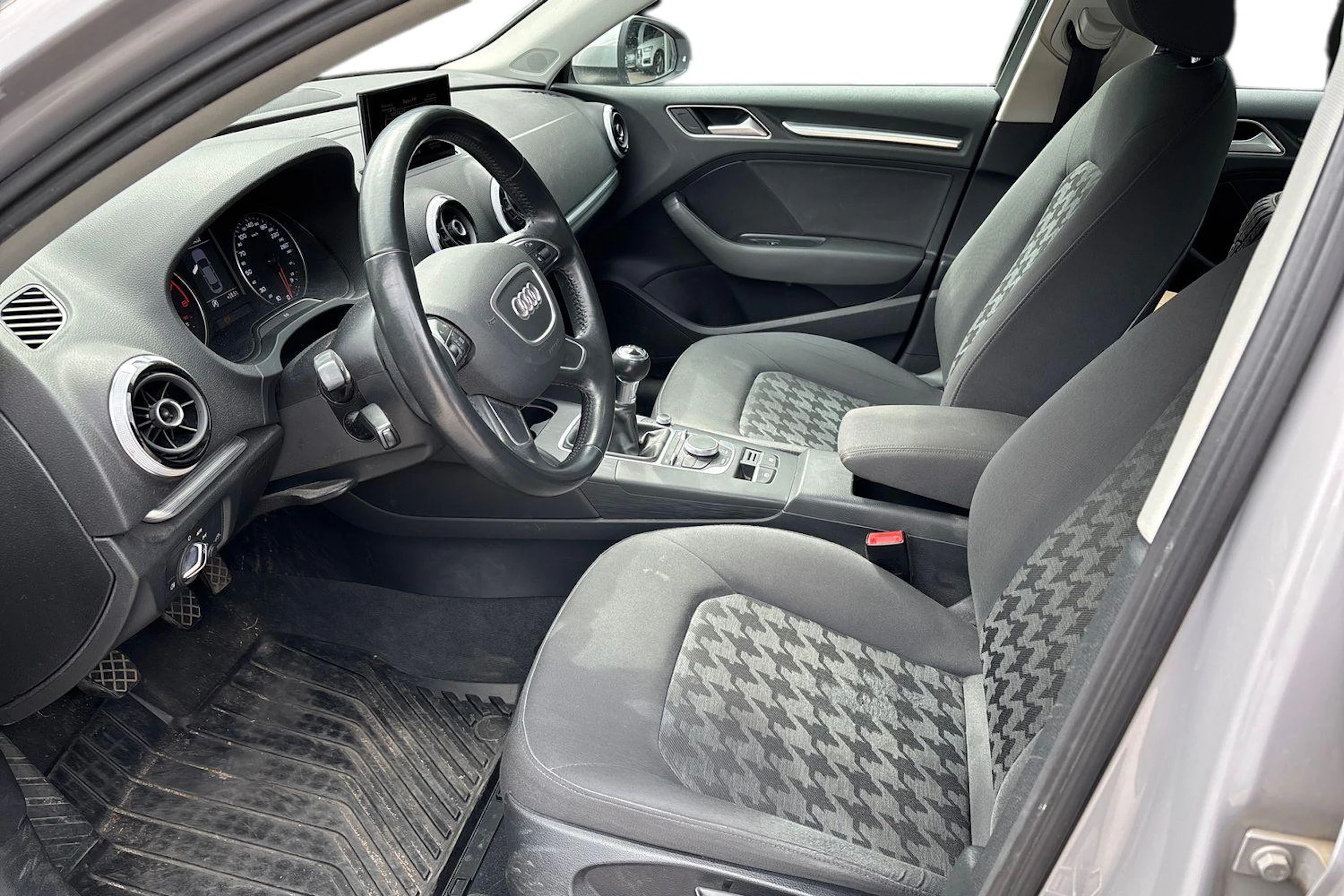 harmaa Audi A3 2015 kuva 3.