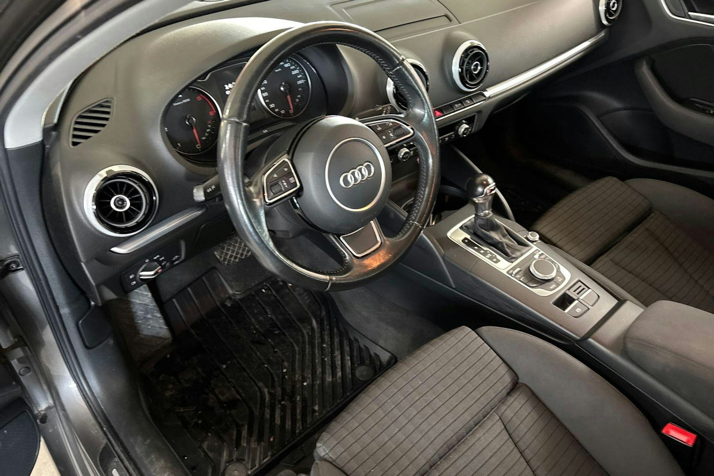 Harmaa Audi A3 2015 kuva 3.