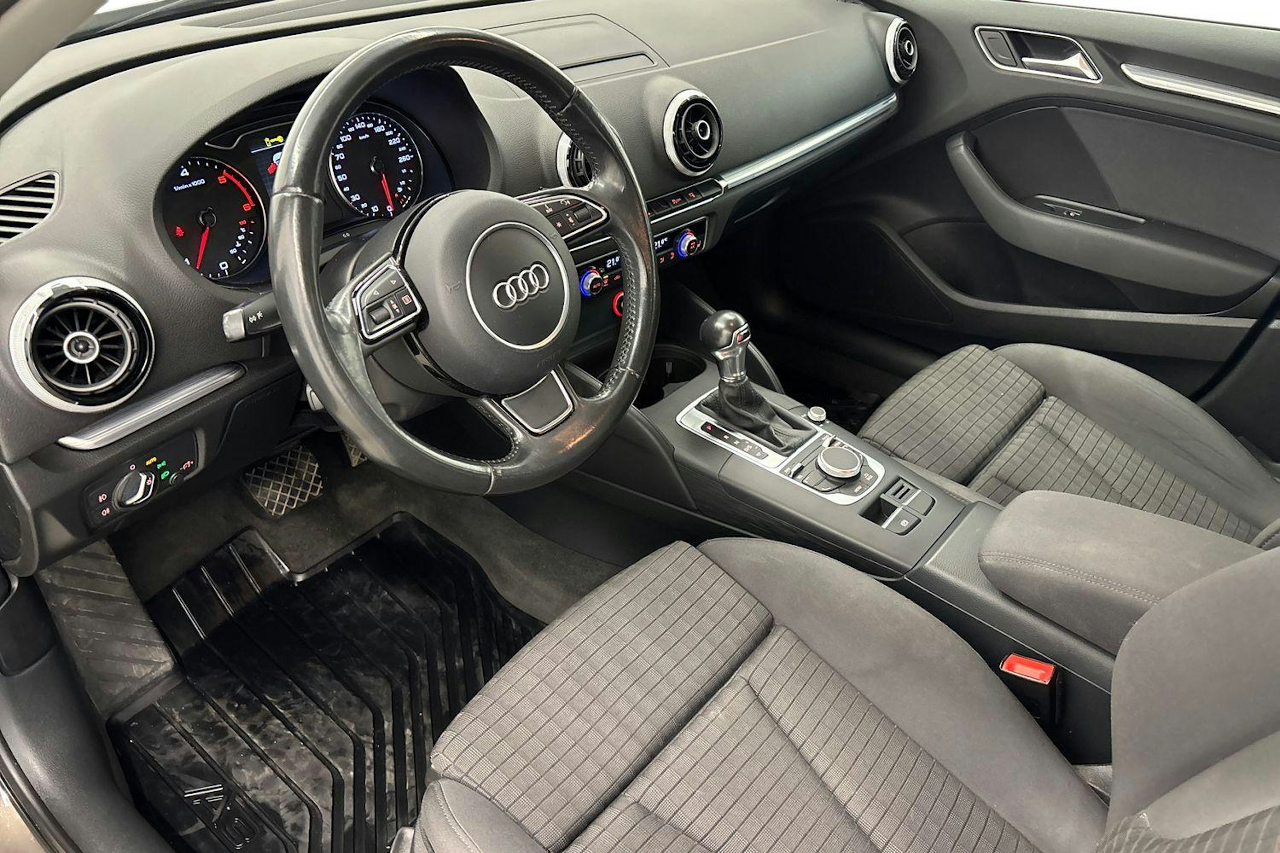 Harmaa Audi A3 2015 kuva 6.
