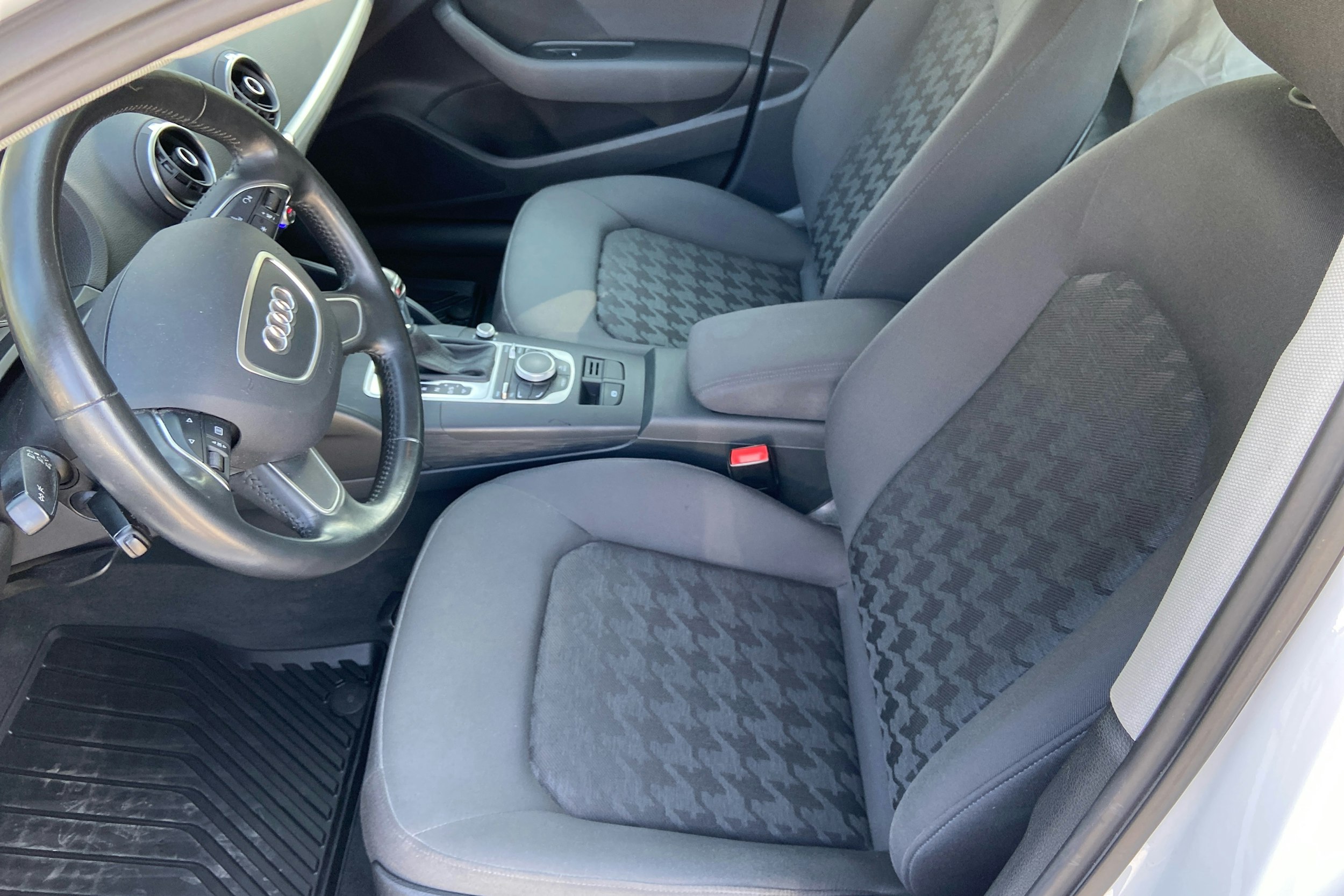 valkoinen Audi A3 2015 kuva 6.