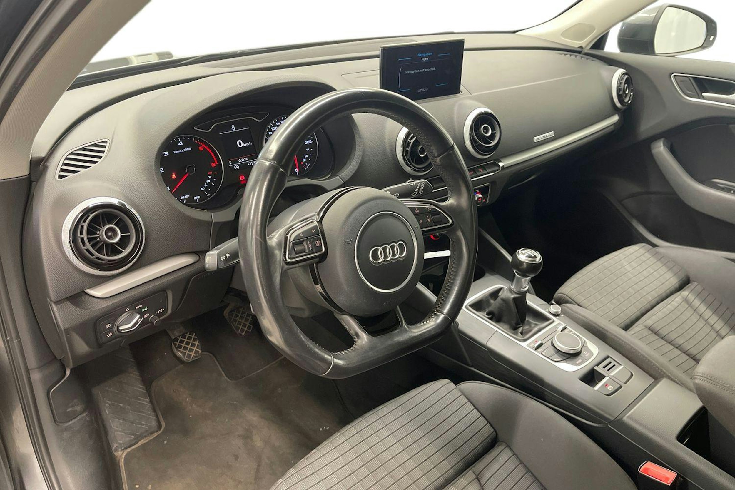 Harmaa Audi A3 2015 kuva 7.
