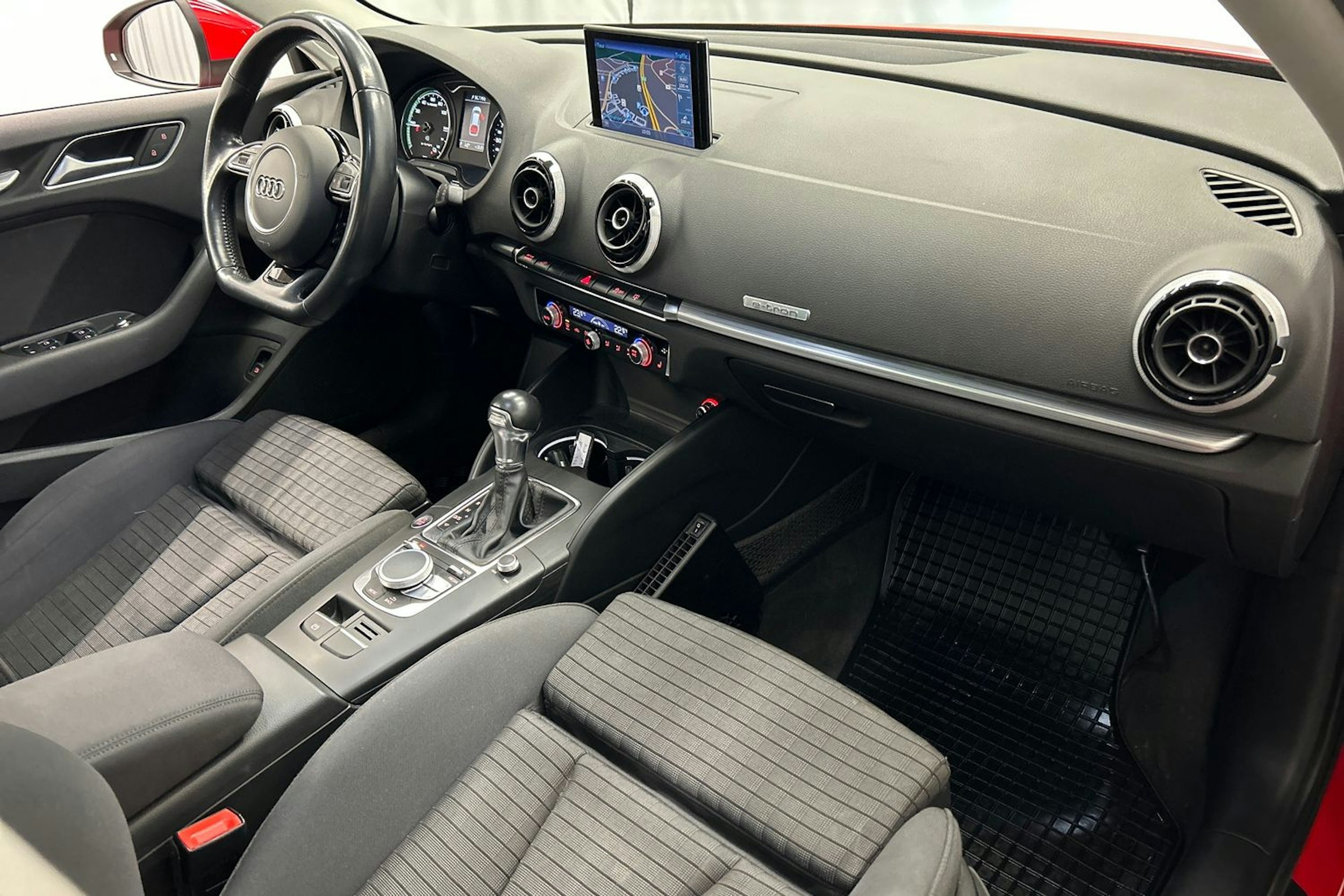 punainen Audi A3 2015 kuva 14.