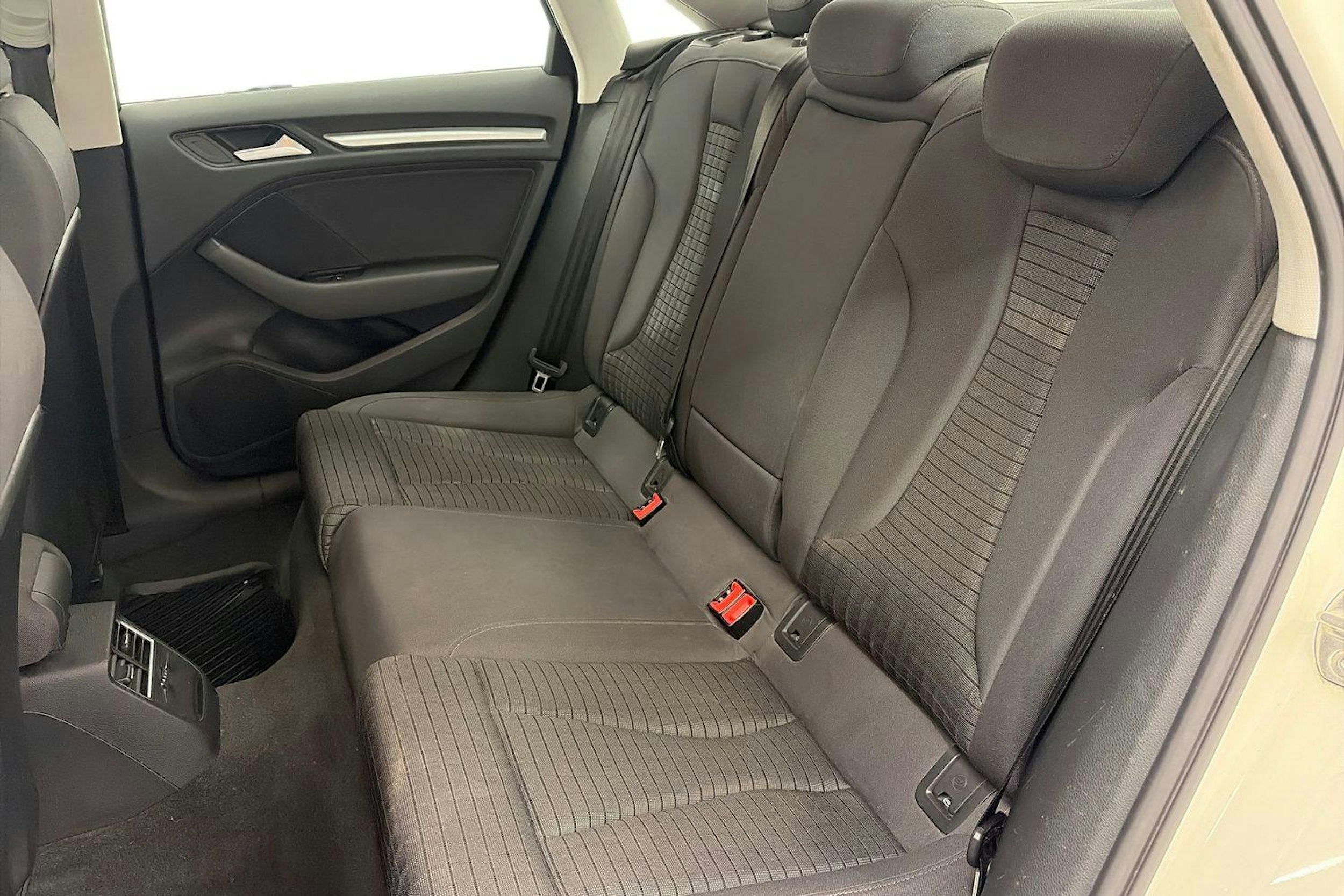 Valkoinen Audi A3 2015 kuva 10.