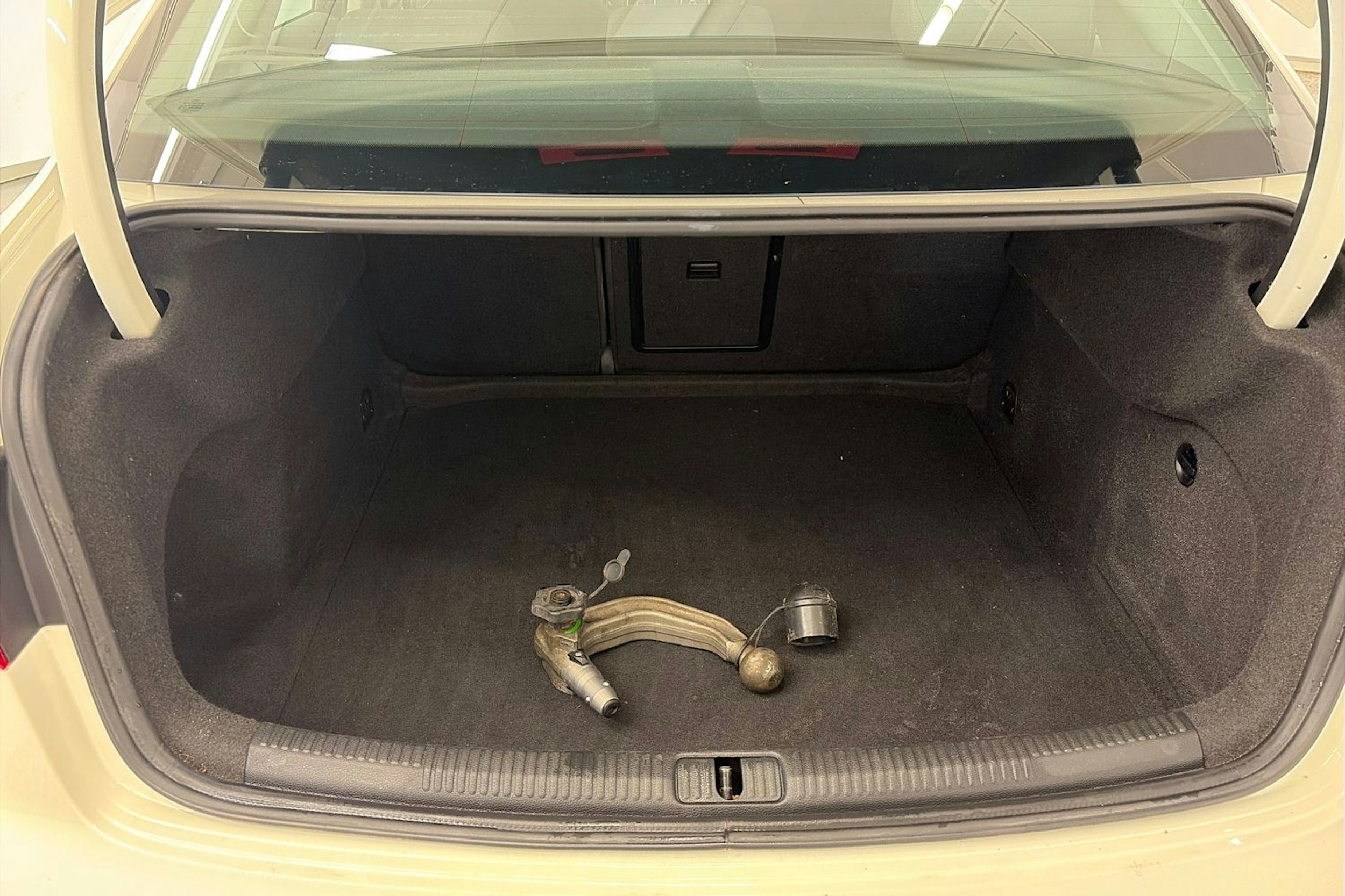 Valkoinen Audi A3 2015 kuva 14.