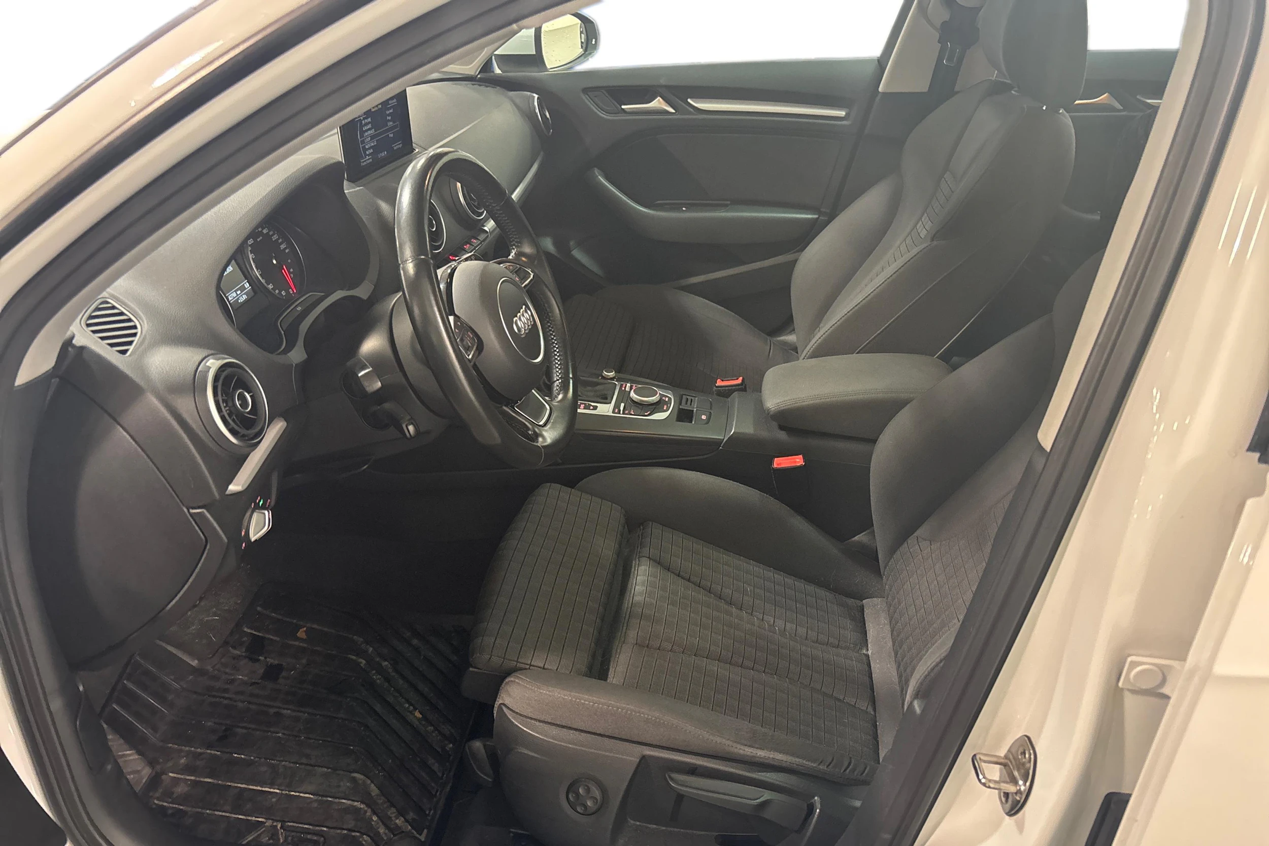 valkoinen Audi A3 2015 kuva 3.