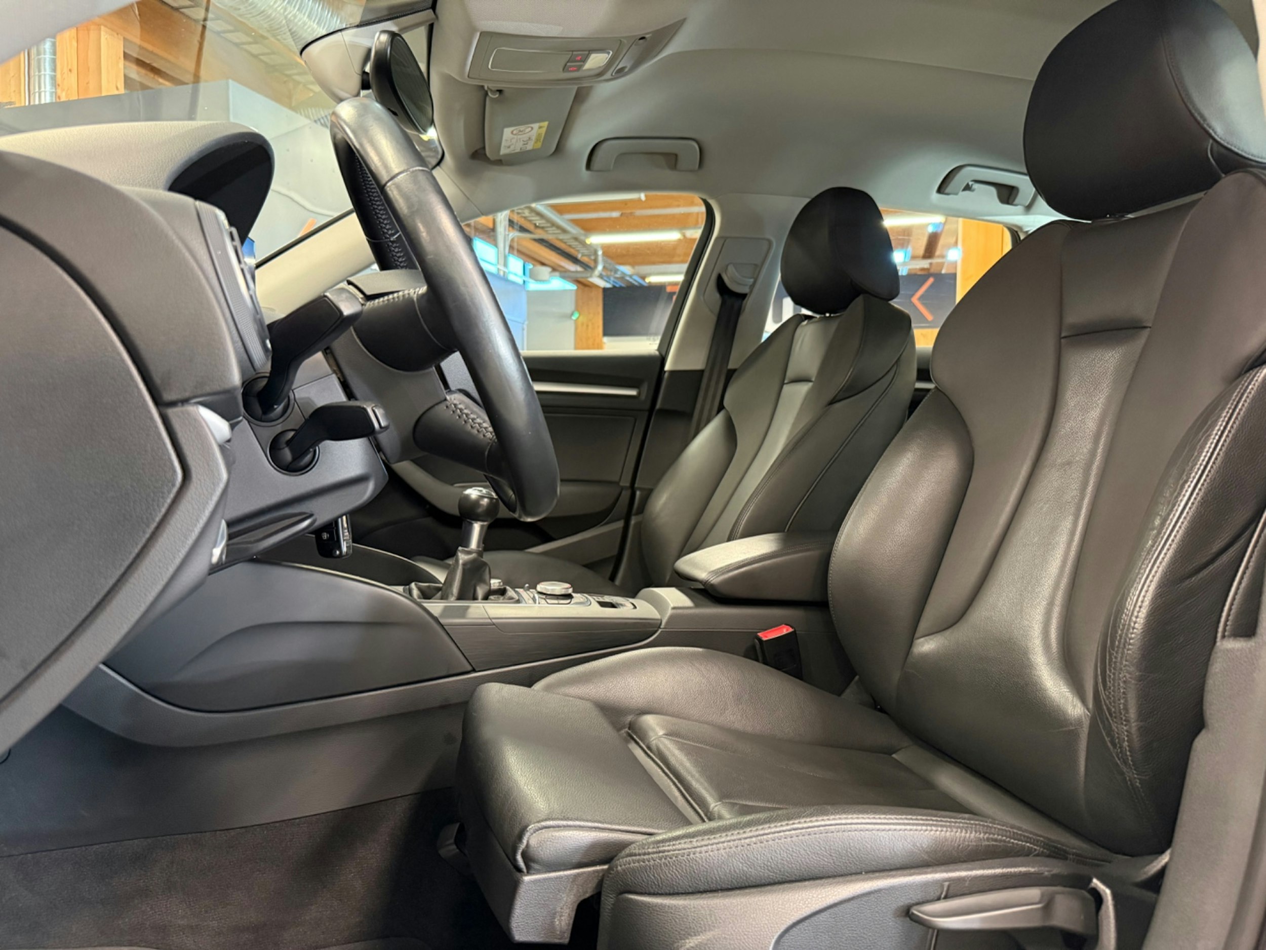 valkoinen metallivär Audi A3 2015 kuva 3.