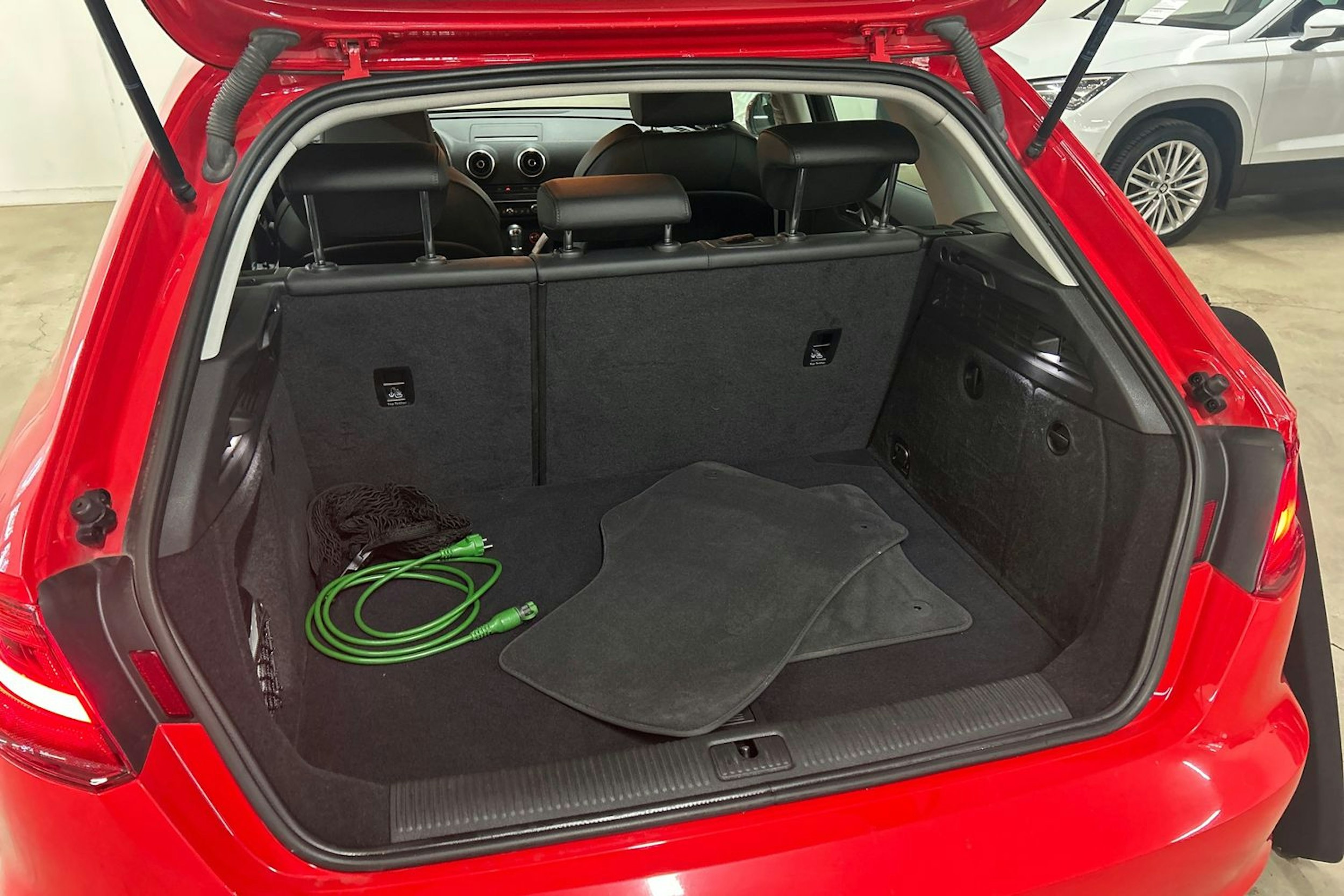 punainen Audi A3 2015 kuva 14.