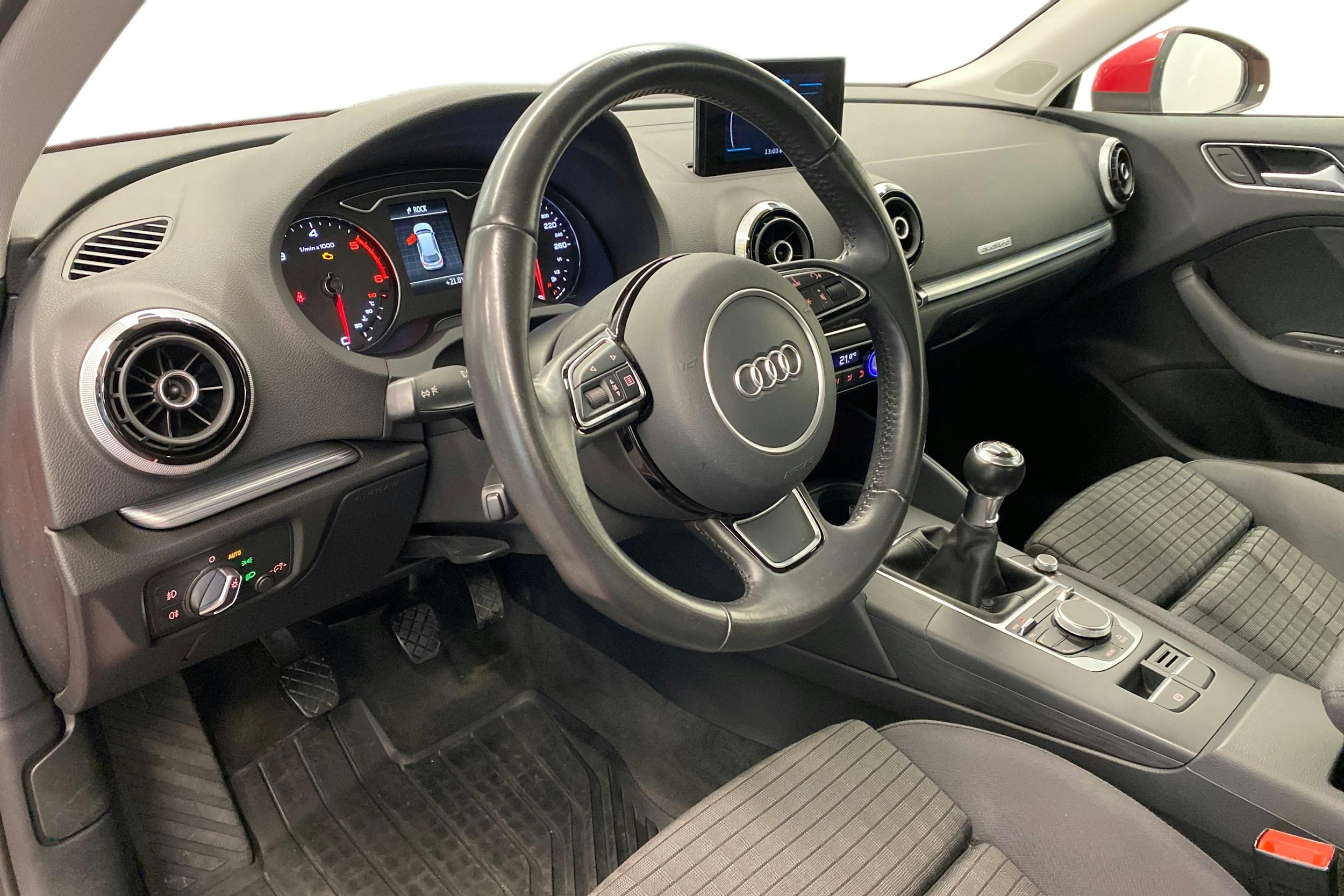 punainen Audi A3 2015 kuva 3.