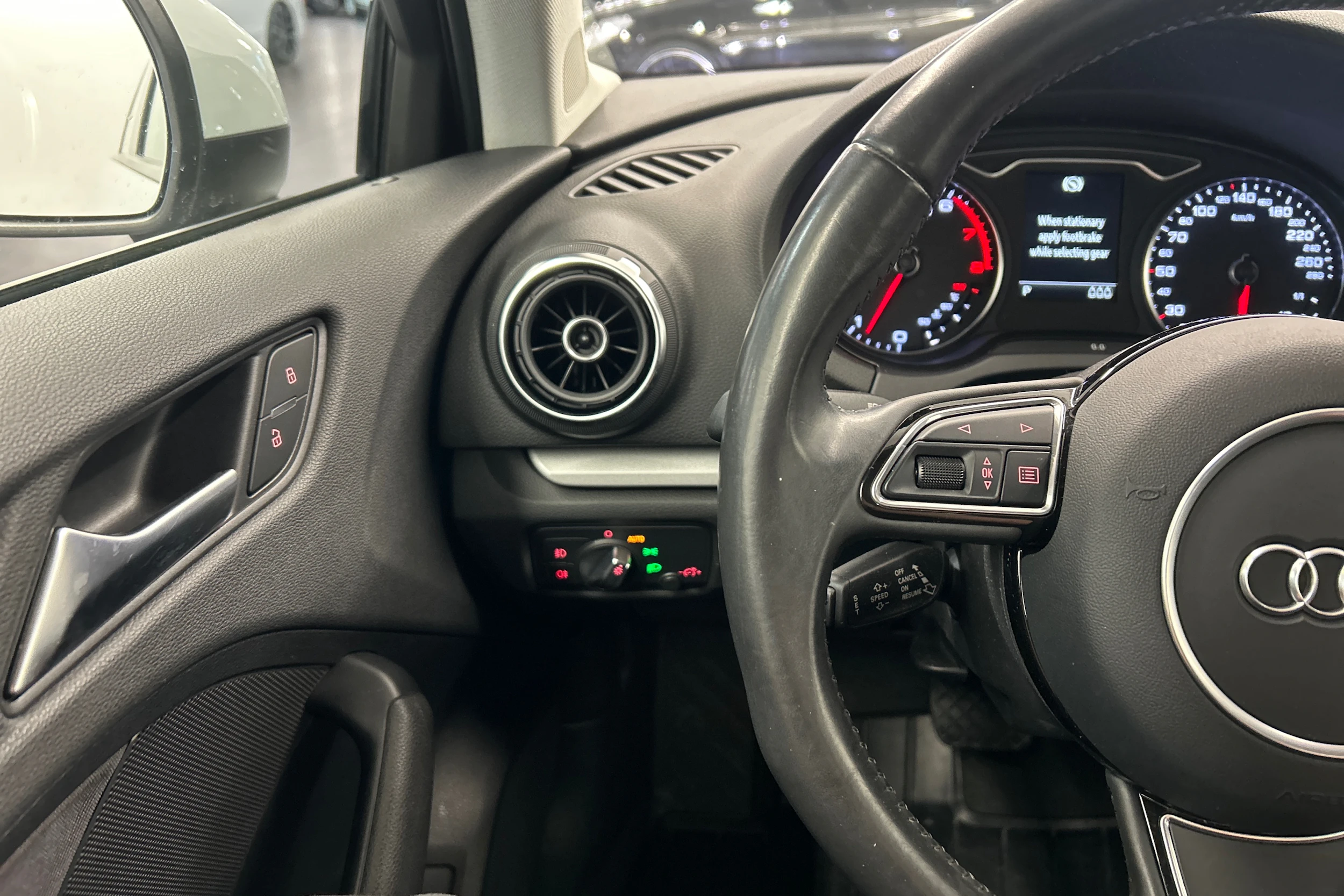 valkoinen Audi A3 2015 kuva 16.