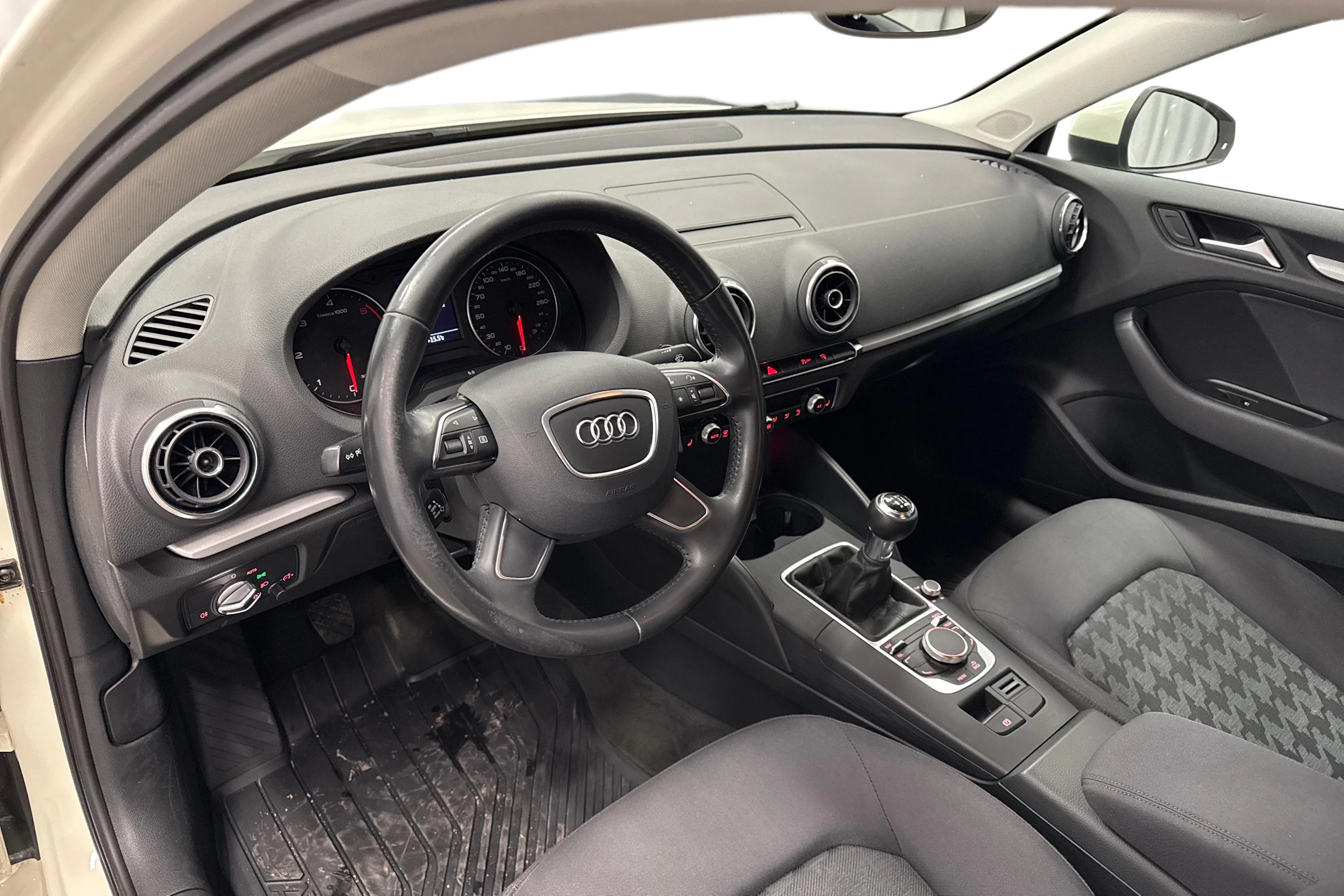 valkoinen Audi A3 2016 kuva 6.
