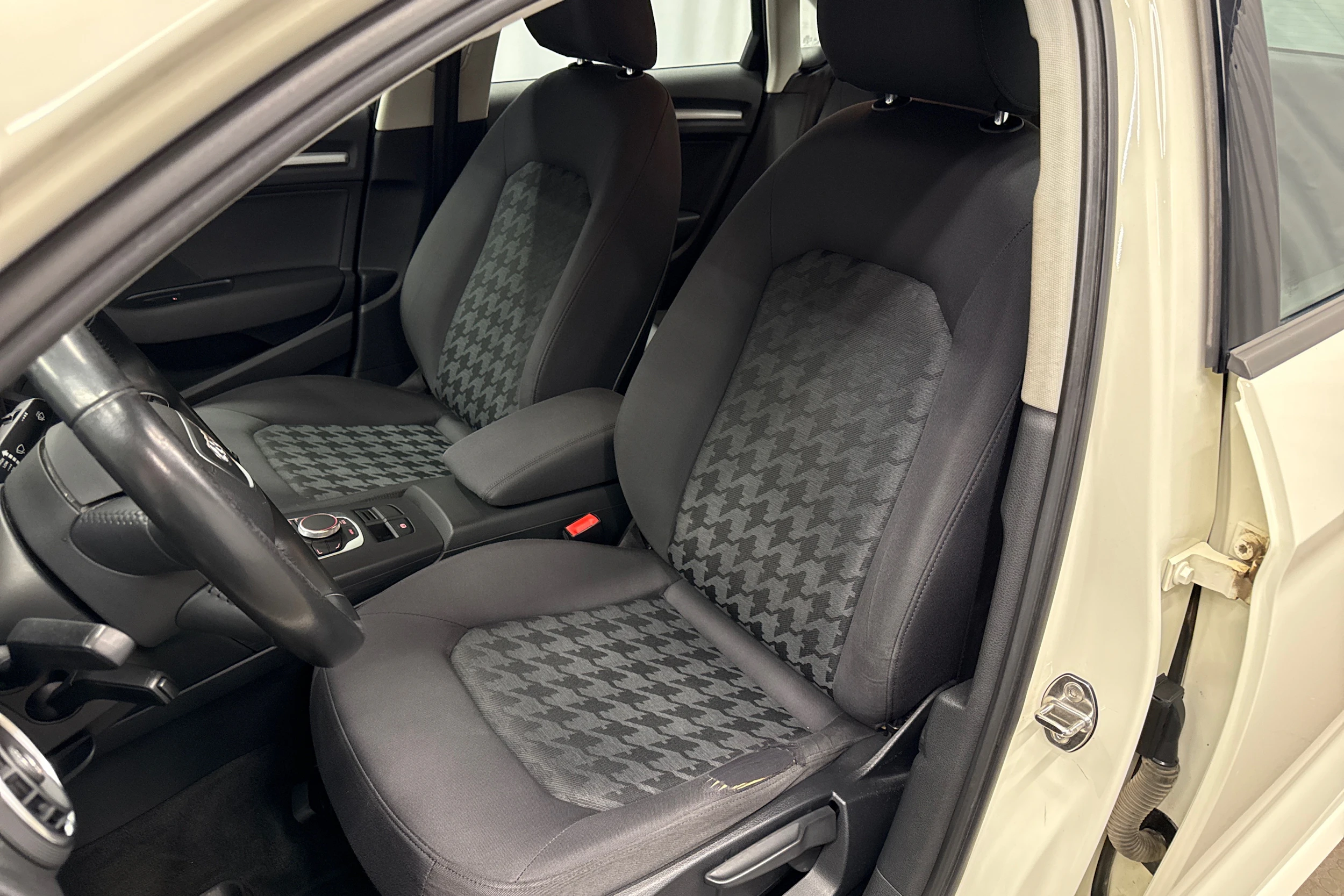 valkoinen Audi A3 2016 kuva 15.