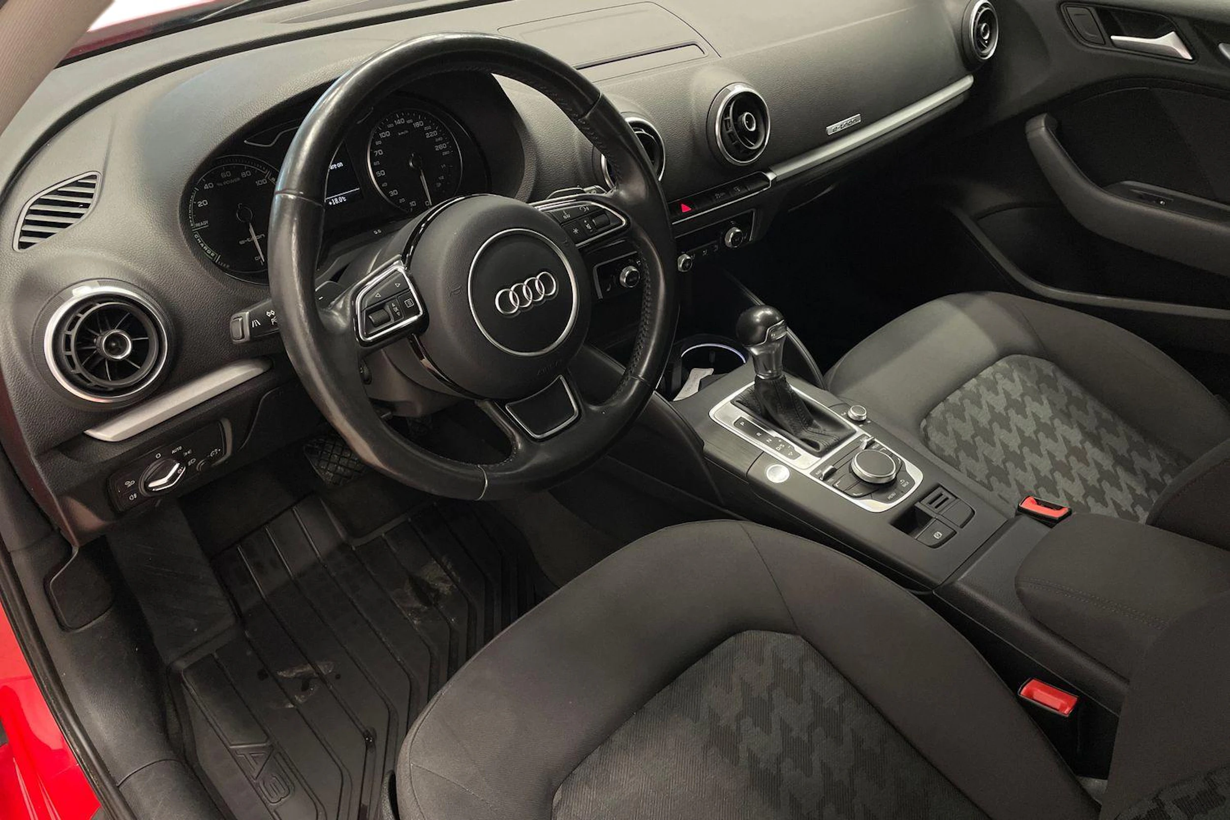 Punainen Audi A3 2016 kuva 6.