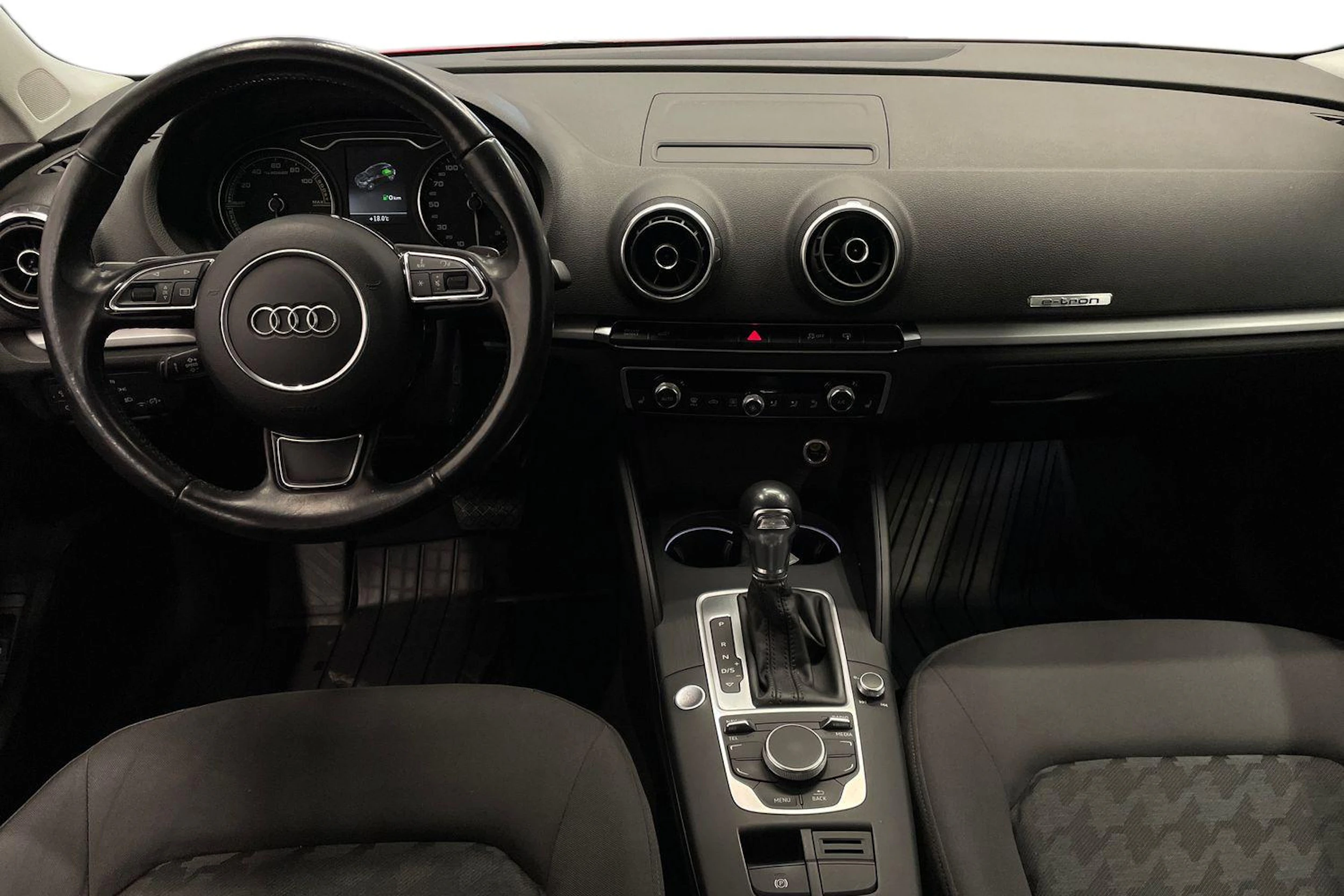 Punainen Audi A3 2016 kuva 7.