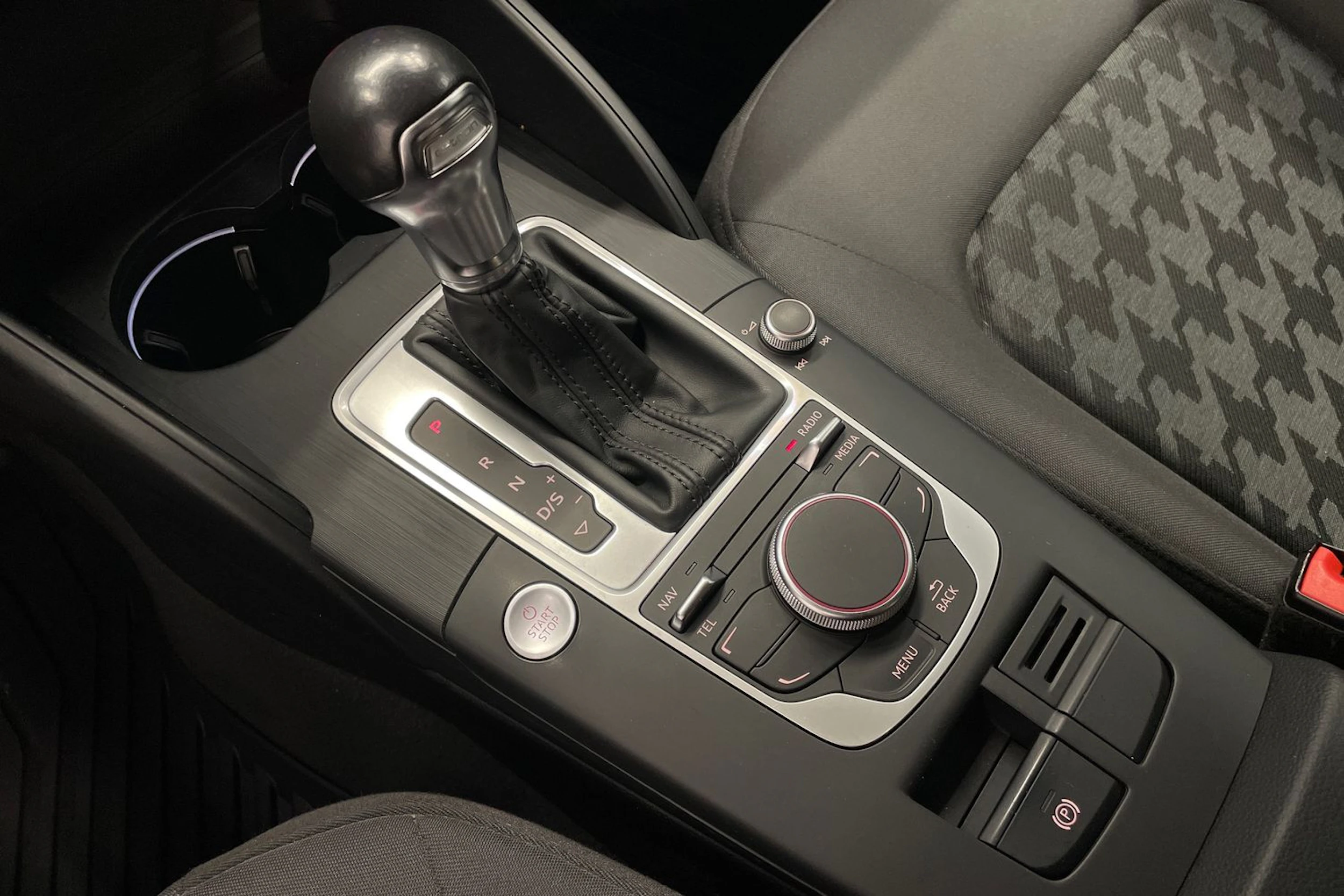 Punainen Audi A3 2016 kuva 16.