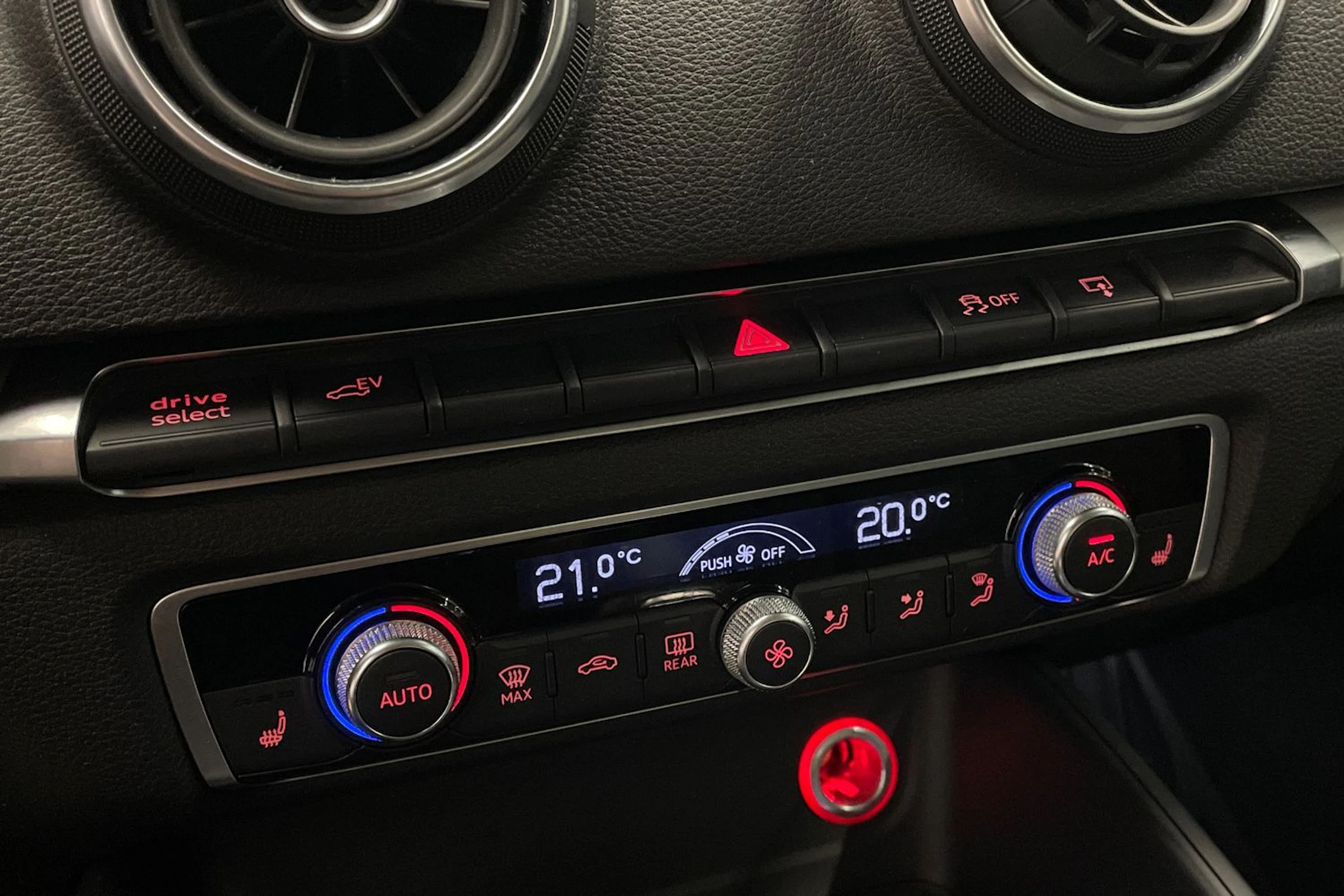 Punainen Audi A3 2016 kuva 17.