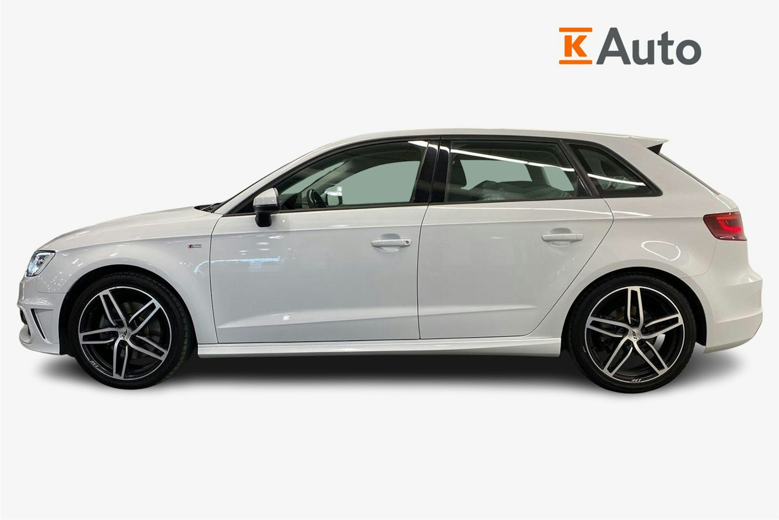 Valkoinen Audi A3 2016 kuva 6.