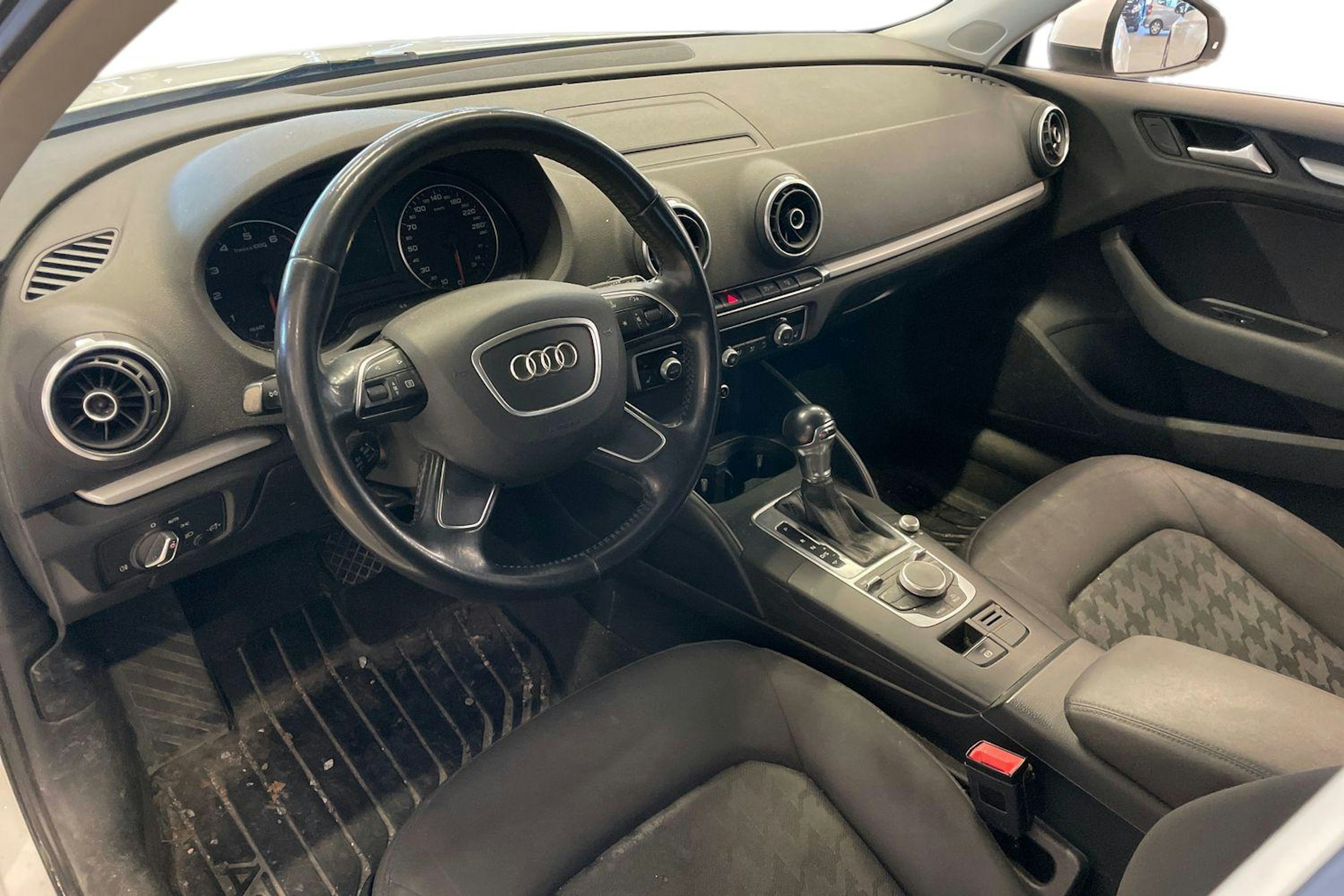 Valkoinen Audi A3 2016 kuva 3.