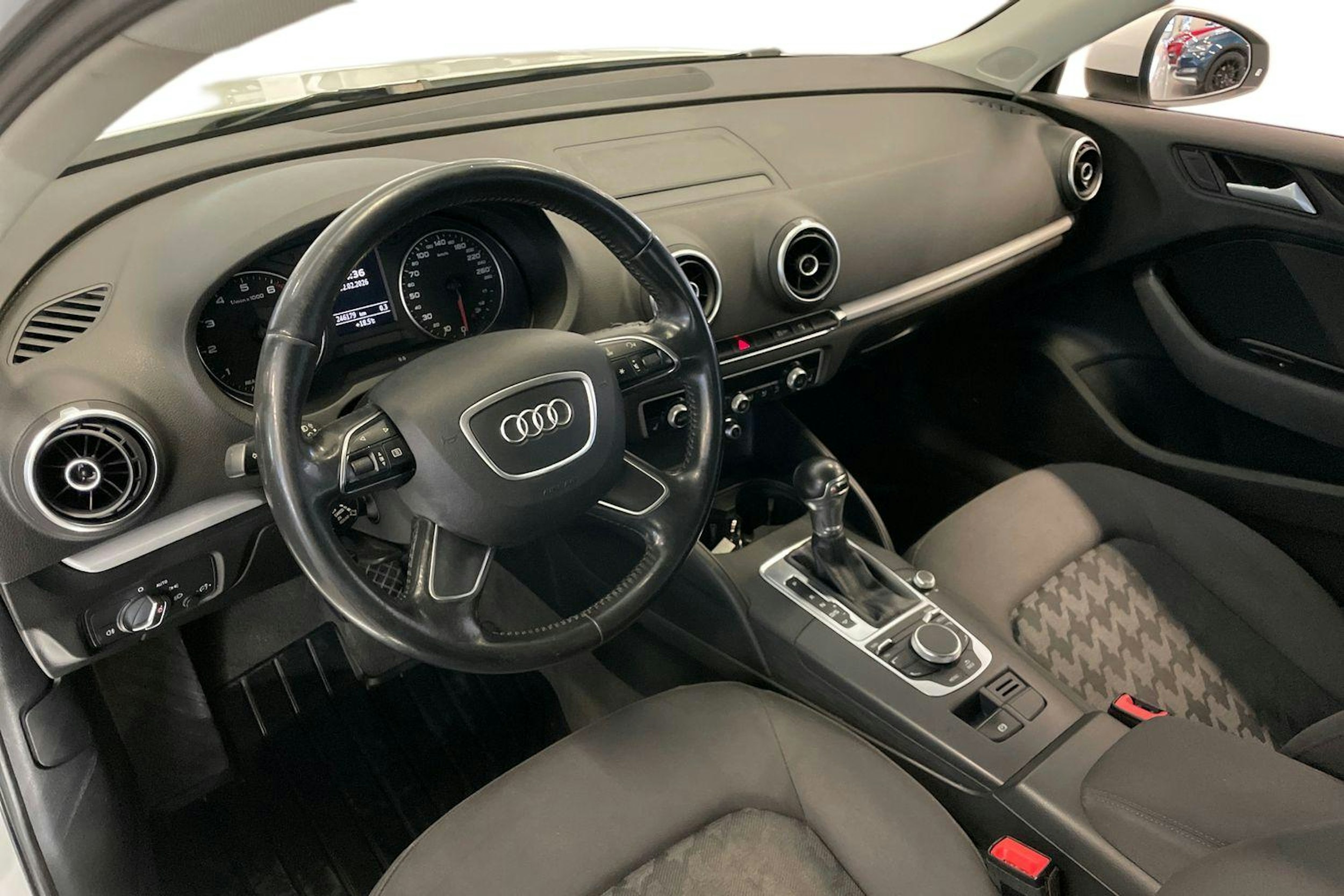 Valkoinen Audi A3 2016 kuva 7.
