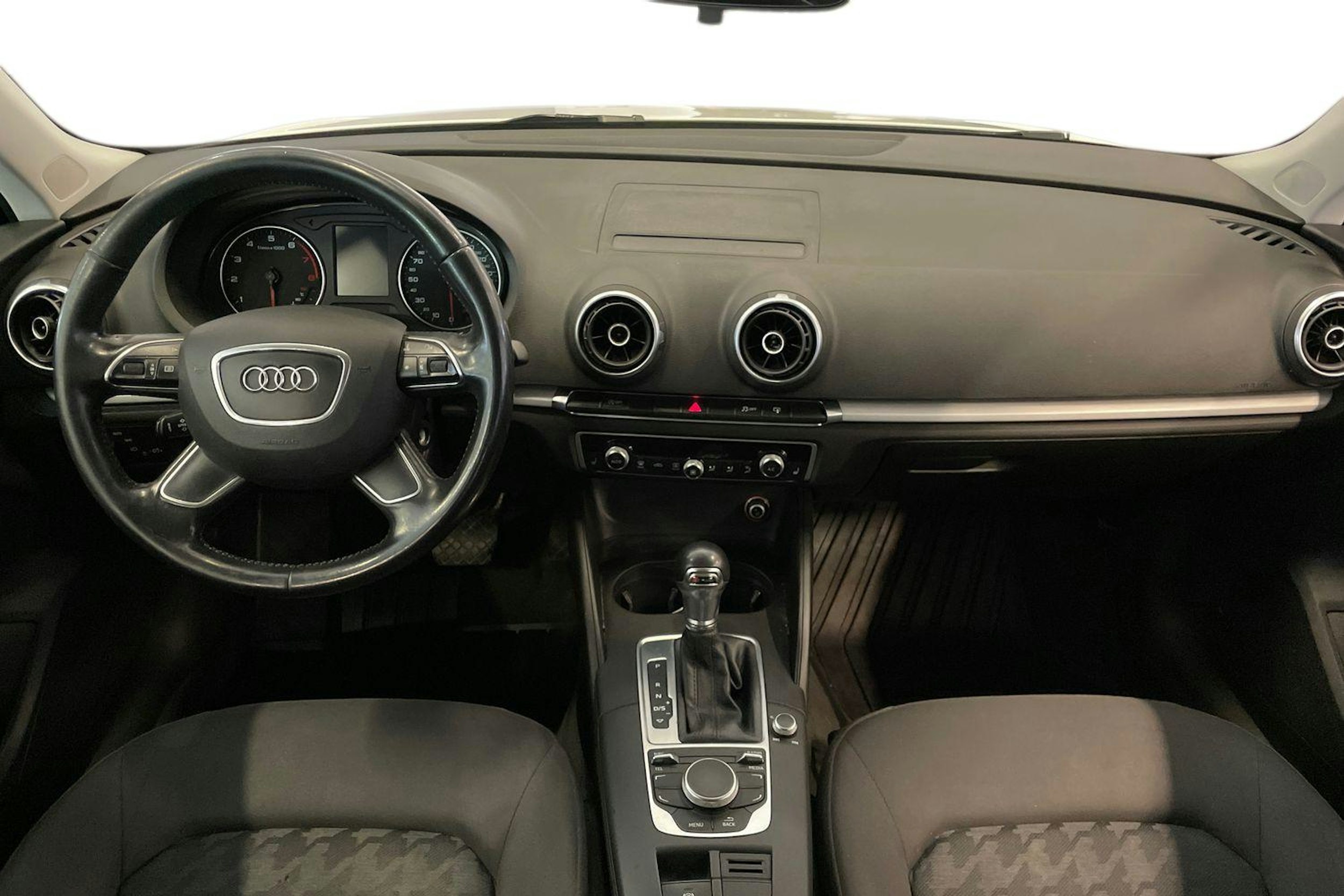 Valkoinen Audi A3 2016 kuva 9.