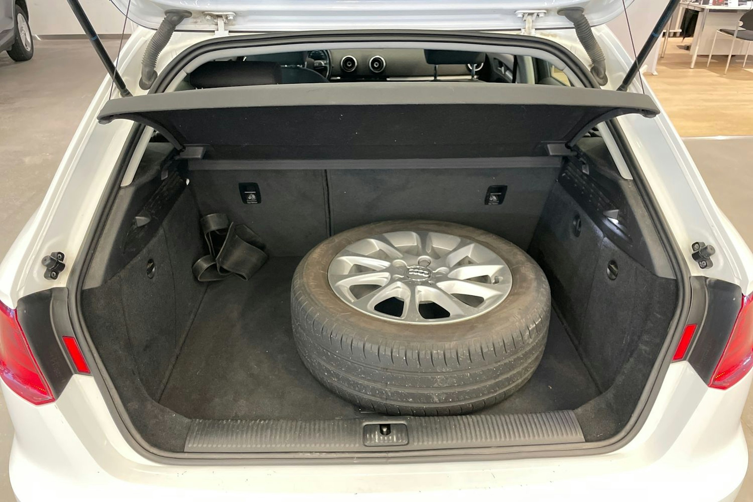 Valkoinen Audi A3 2016 kuva 15.